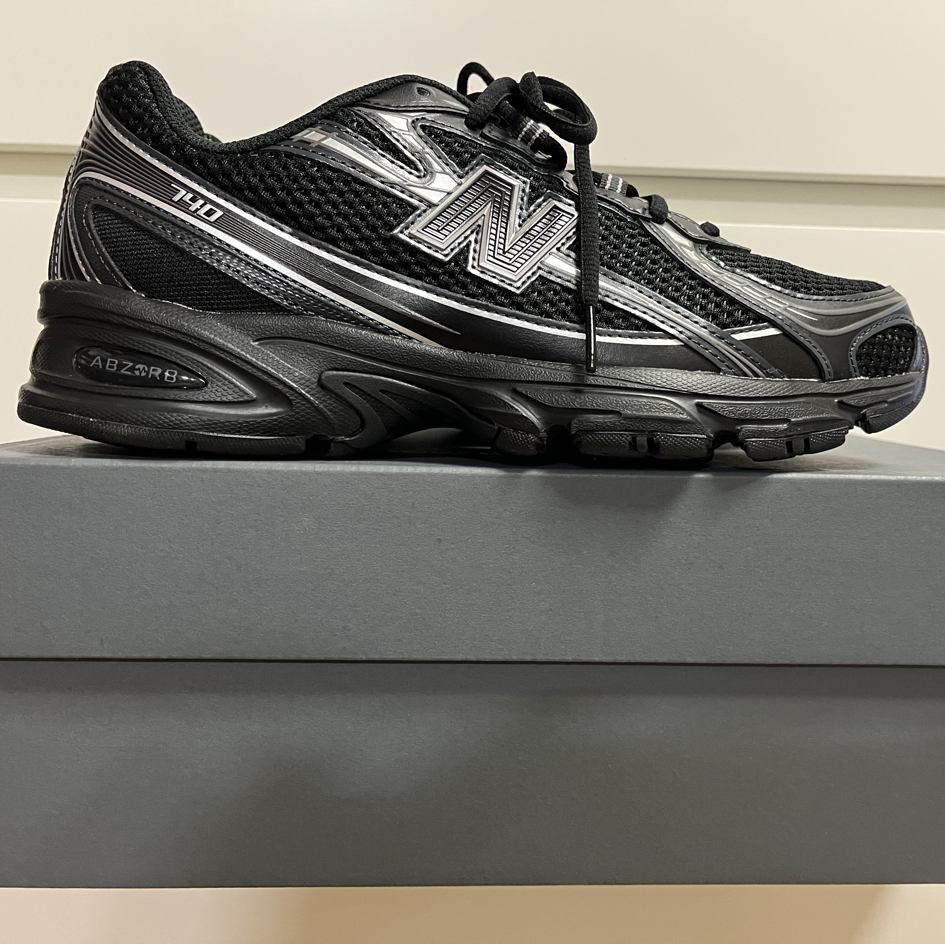 New Balance 740v2 Black Silver Metallic 착용 스타일