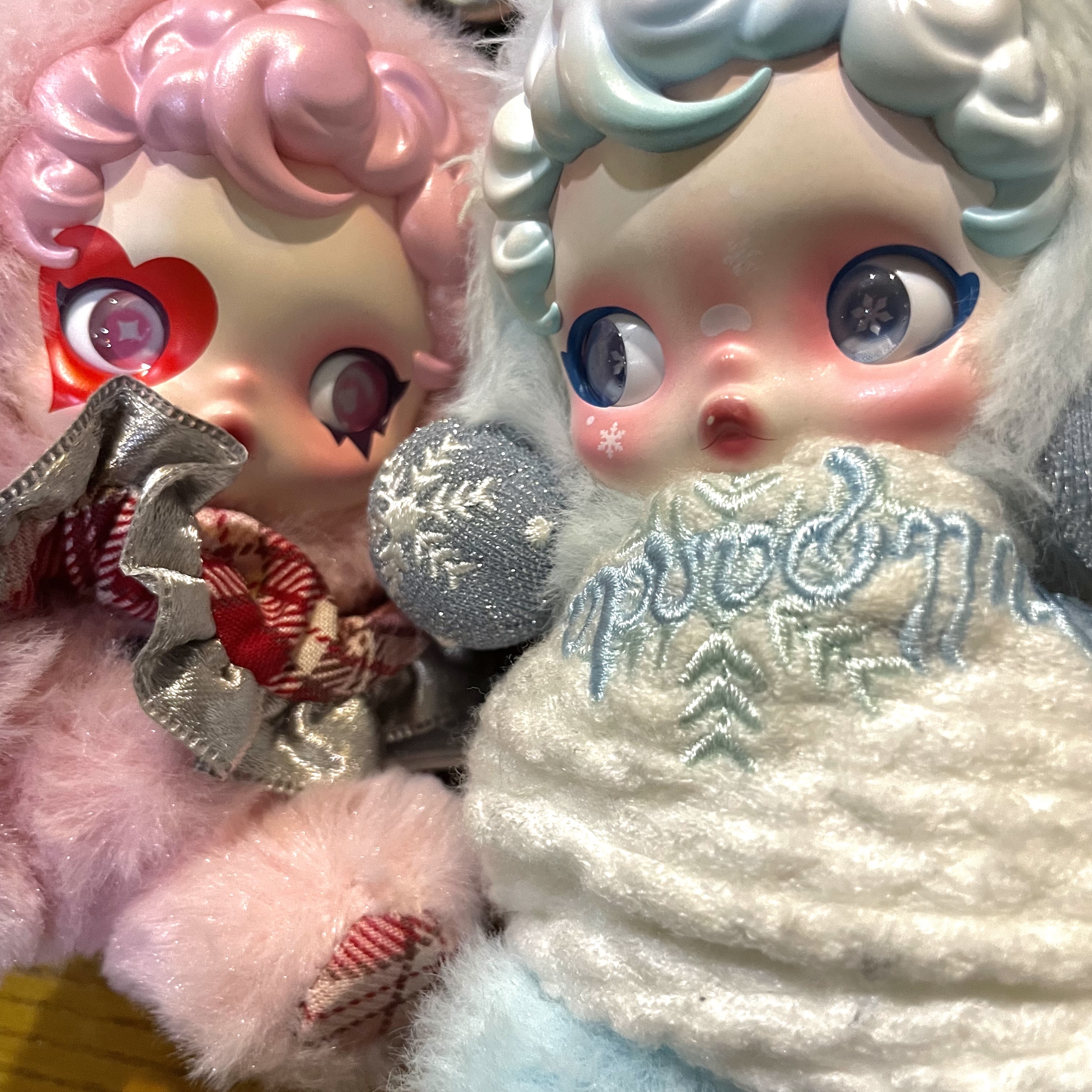 Pop Mart Skullpanda Winter Symphony Series Keyring Rhapsody (Opened Case), Pop Mart Skullpanda Winter Symphony Series Keyring Song of Snow (Opened Case) 착용 스타일
