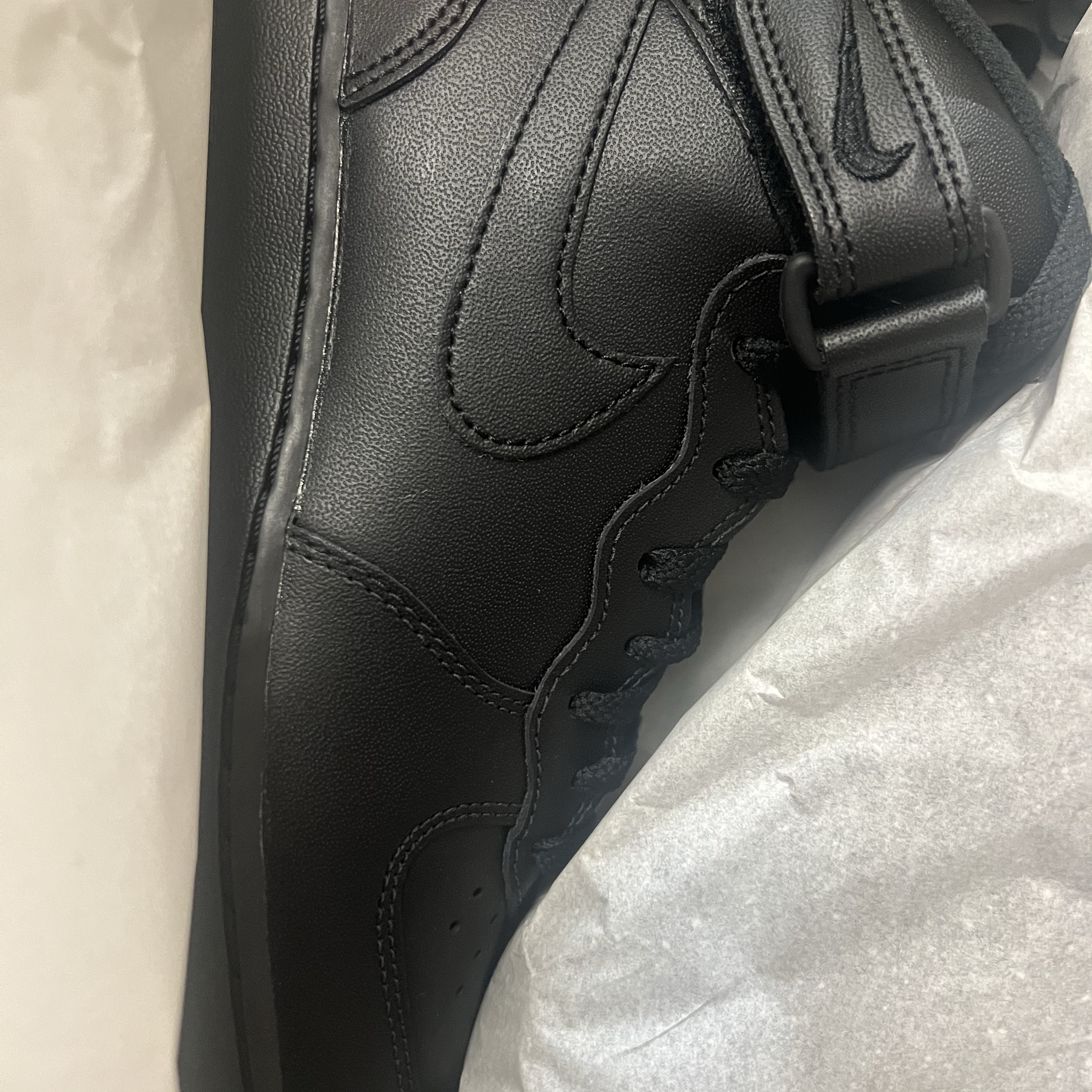 Nike x Supreme Air Force 1 Mid Black 착용 스타일