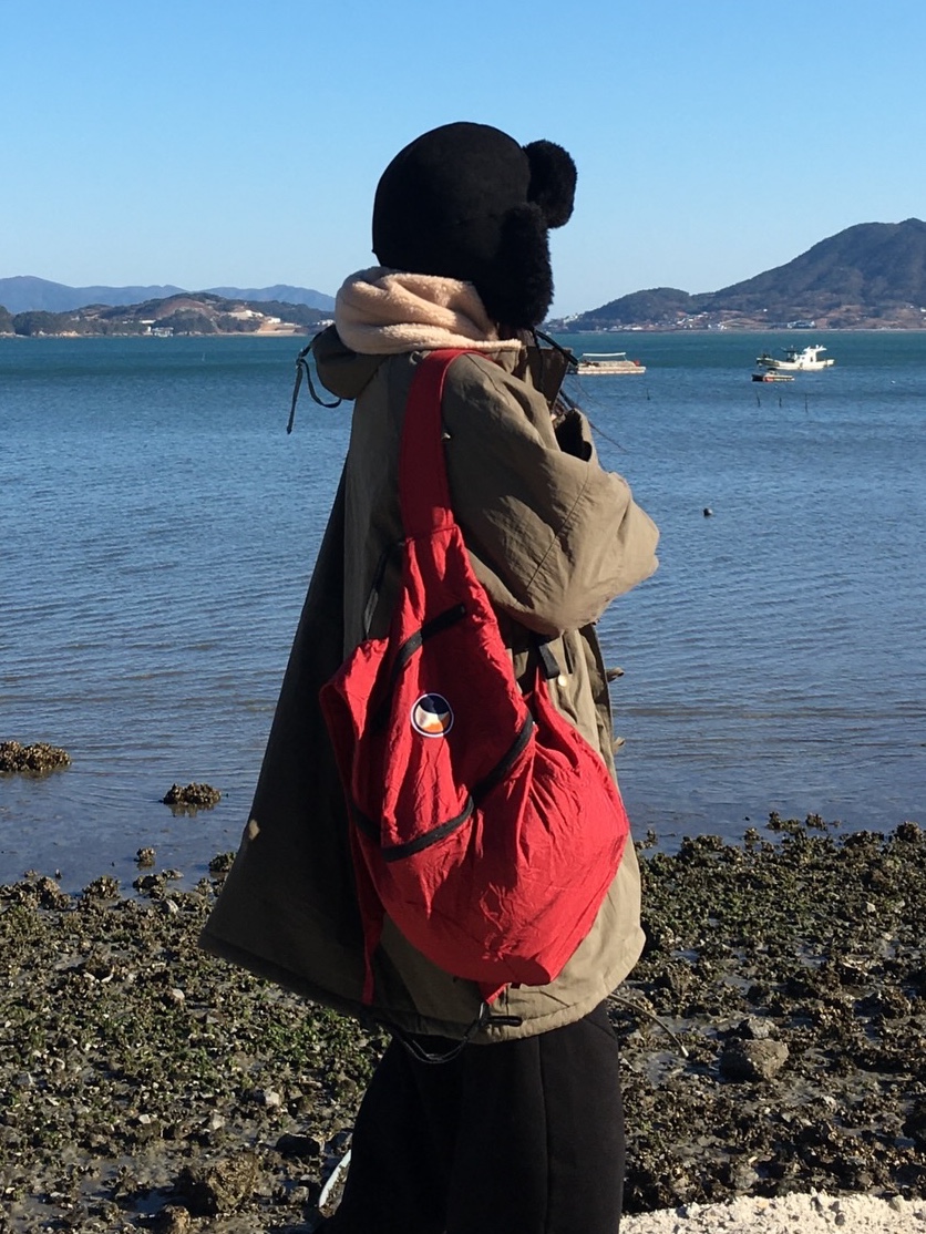 Ticket to the Moon Backpack Plus Burgundy (25L) 착용 스타일