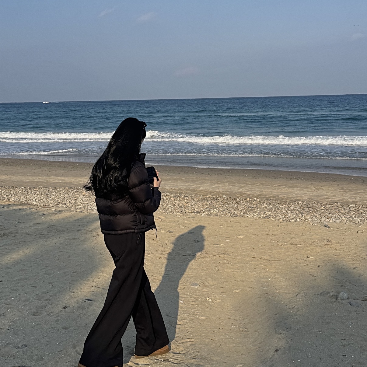 Gentle Monster x Maison Margiela MM107 Black Black, (W) Alo Yoga Serenity Wide Leg Sweatpants Black 착용 스타일