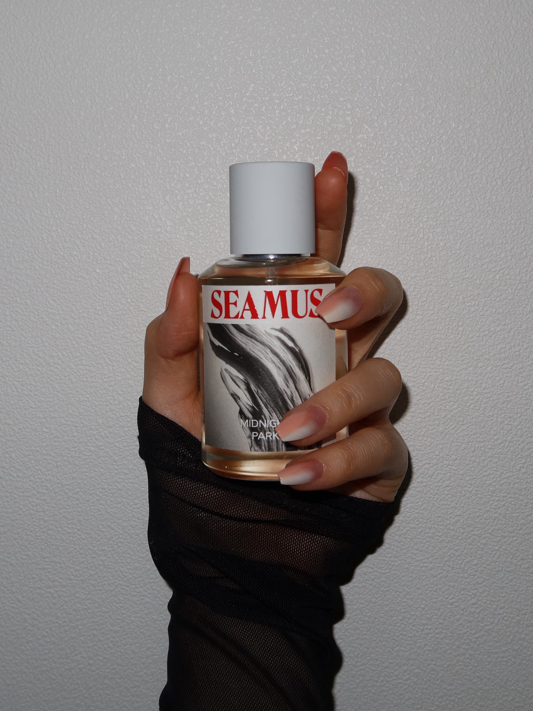 [3% 적립] SEAMUS Signature Eau de Parfum 50ml (6 Options) 착용 스타일 - 2