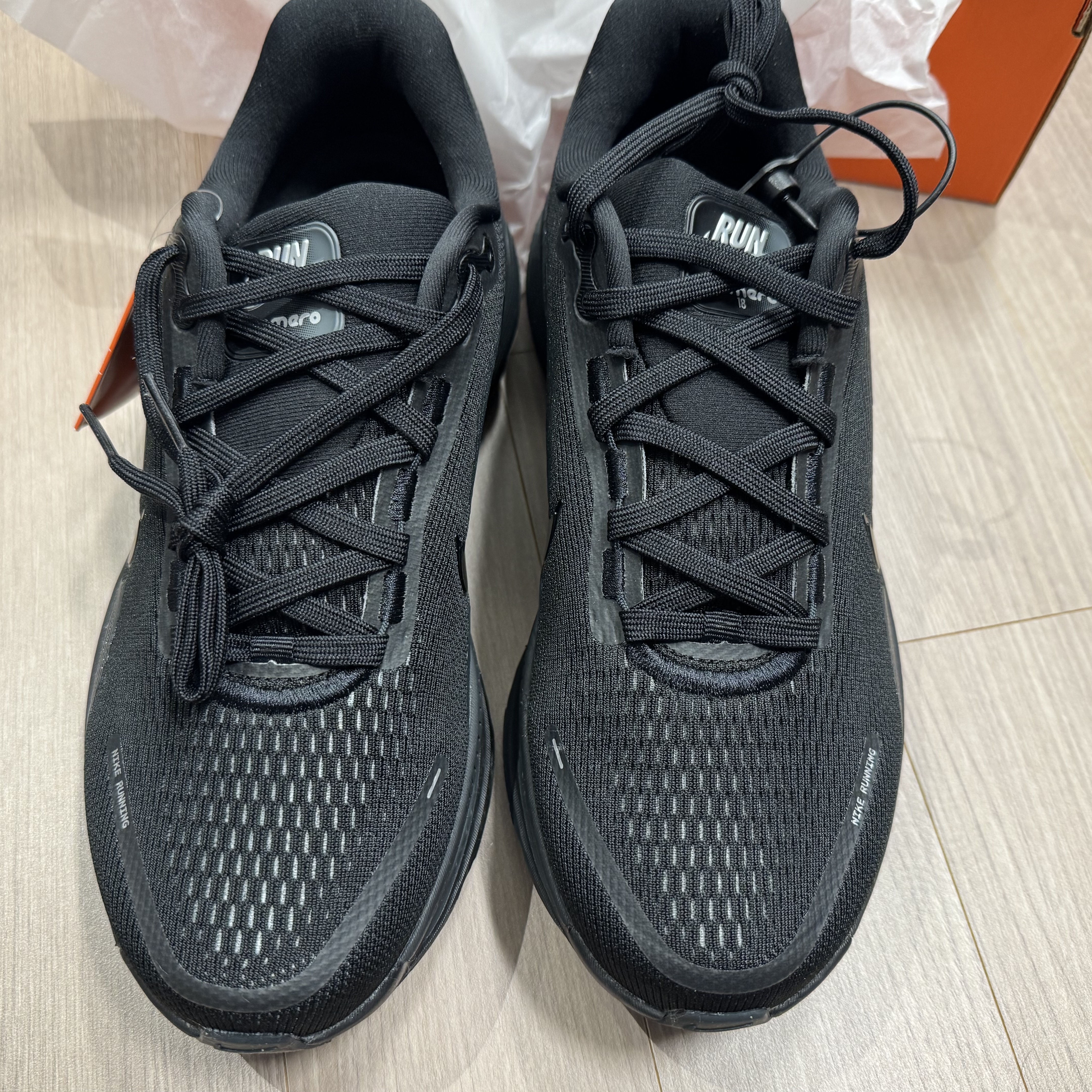 Nike Vomero 18 Black Dark Smoke Grey 착용 스타일 - 3