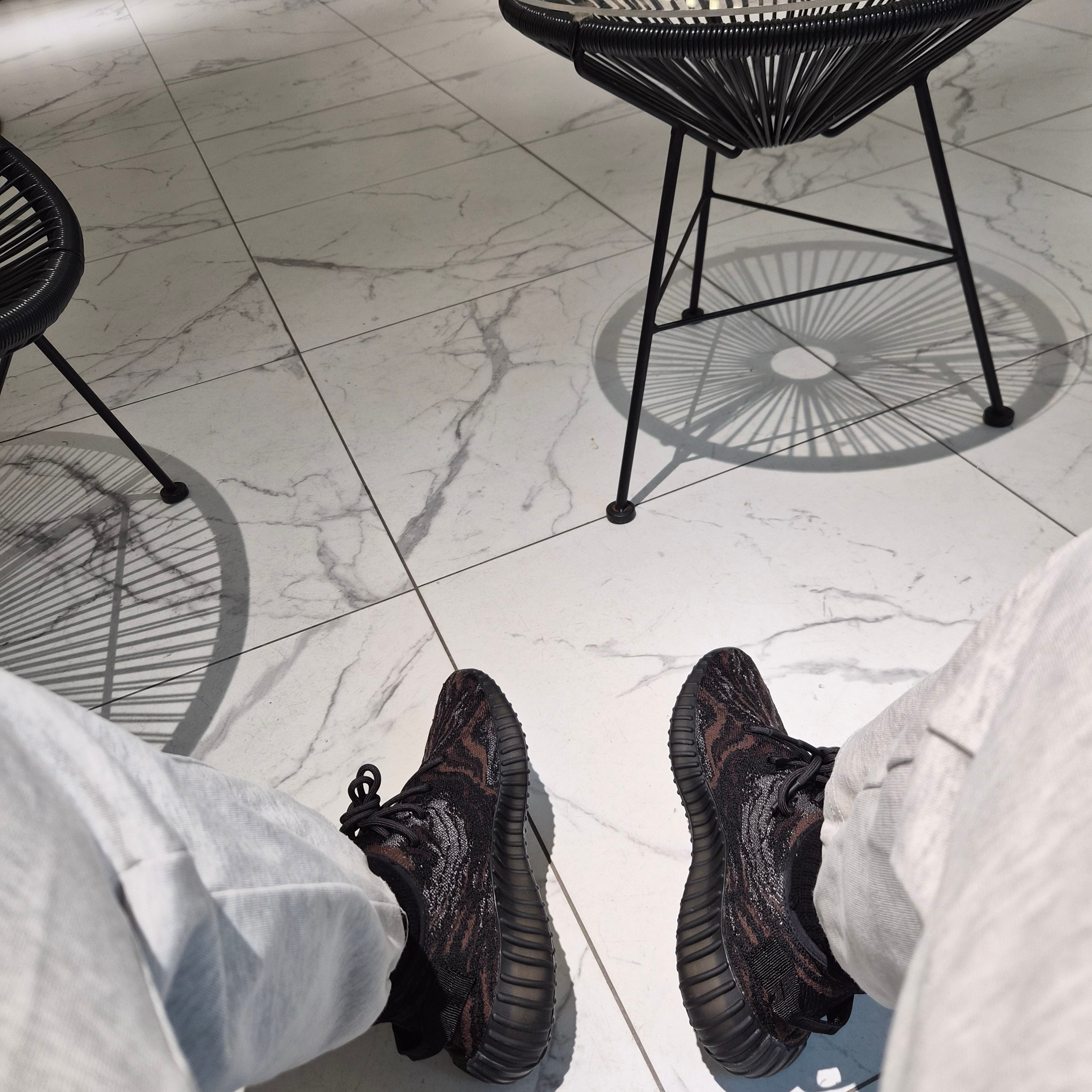 Adidas Yeezy Boost 350 V2 MX Rock 착용 스타일 - 2