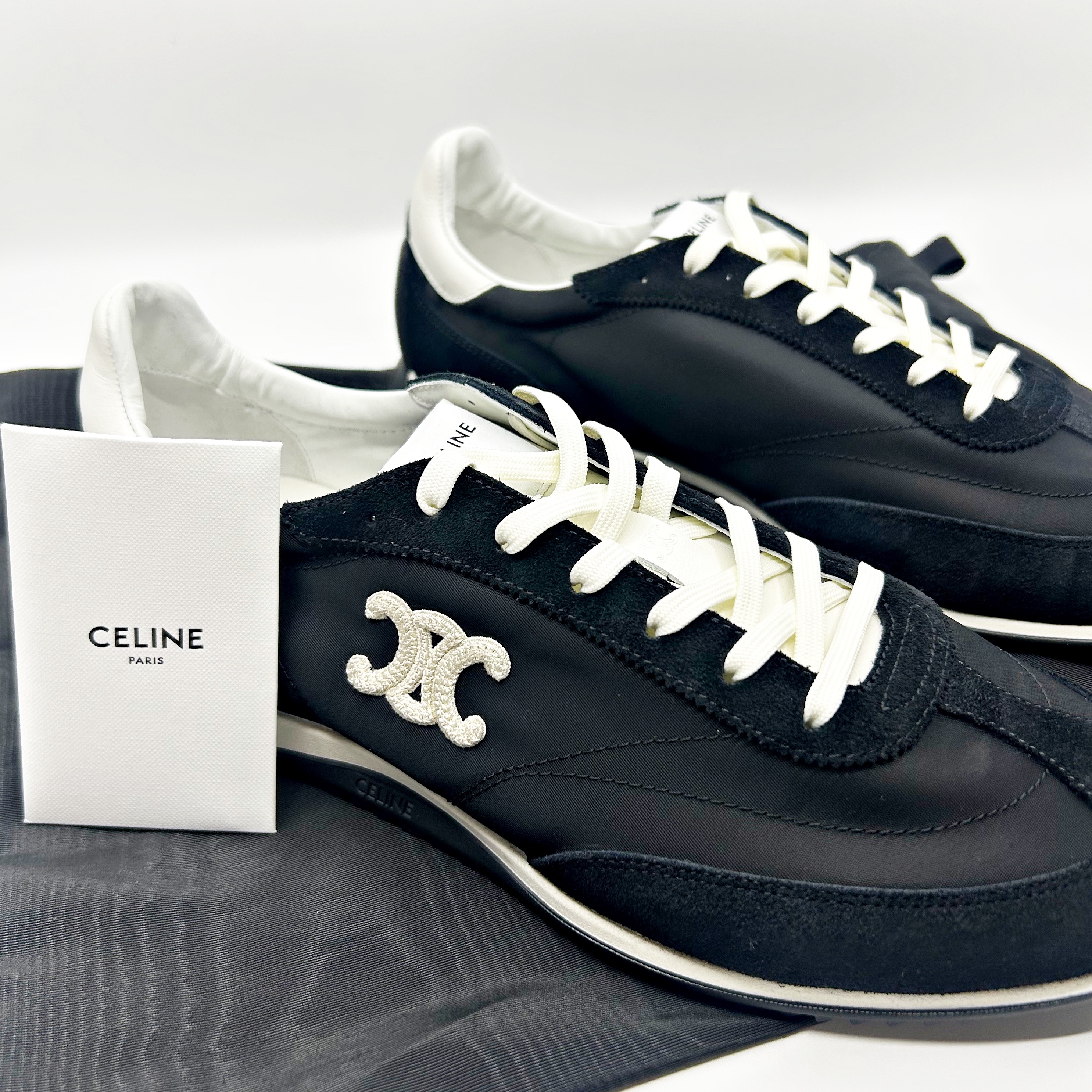 Celine Racer Low Lace-Up Sneakers with Triomphe in Nylon Suede Calfskin Black White 착용 스타일 - 1