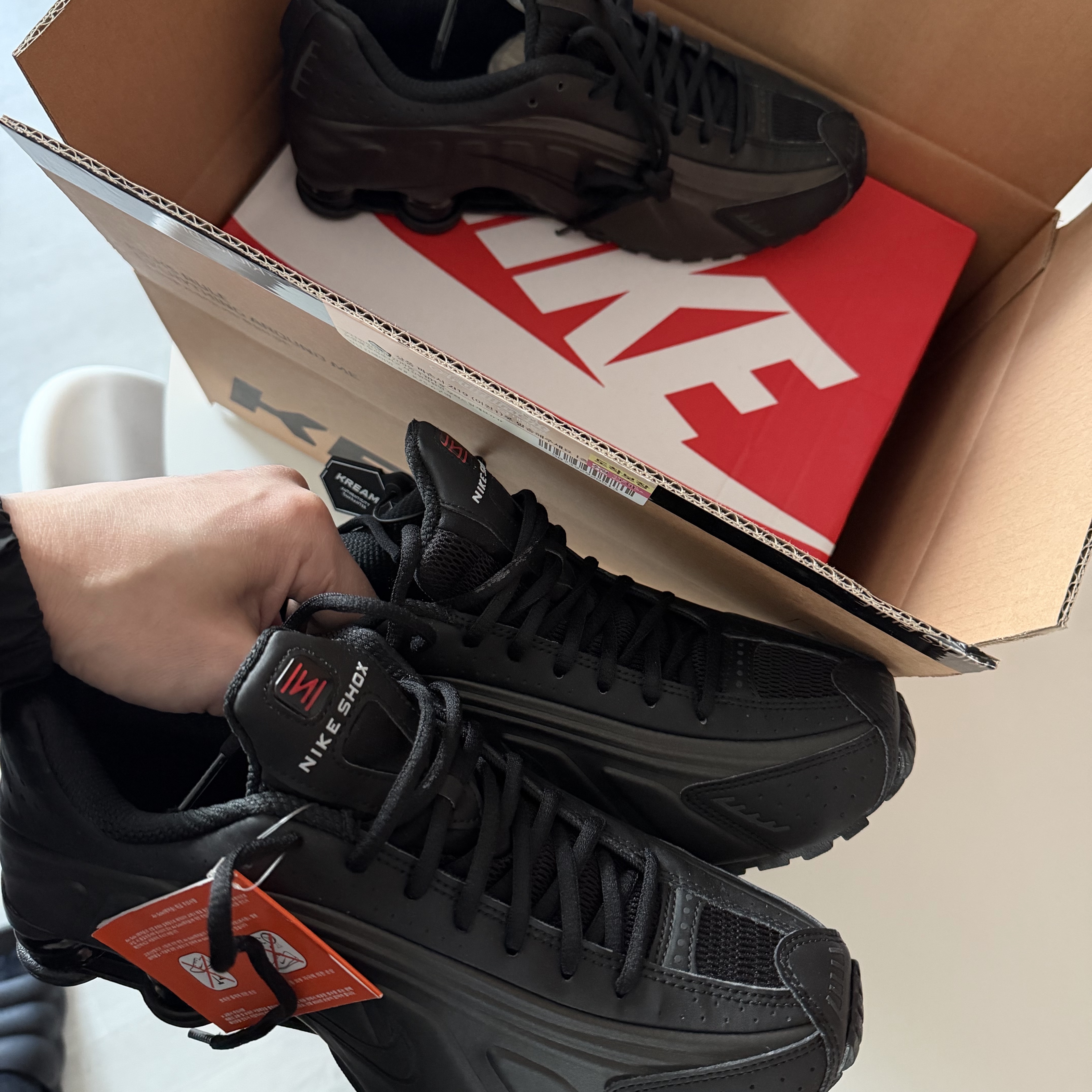 Nike Shox R4 Black Bright Crimson 착용 스타일 - 4