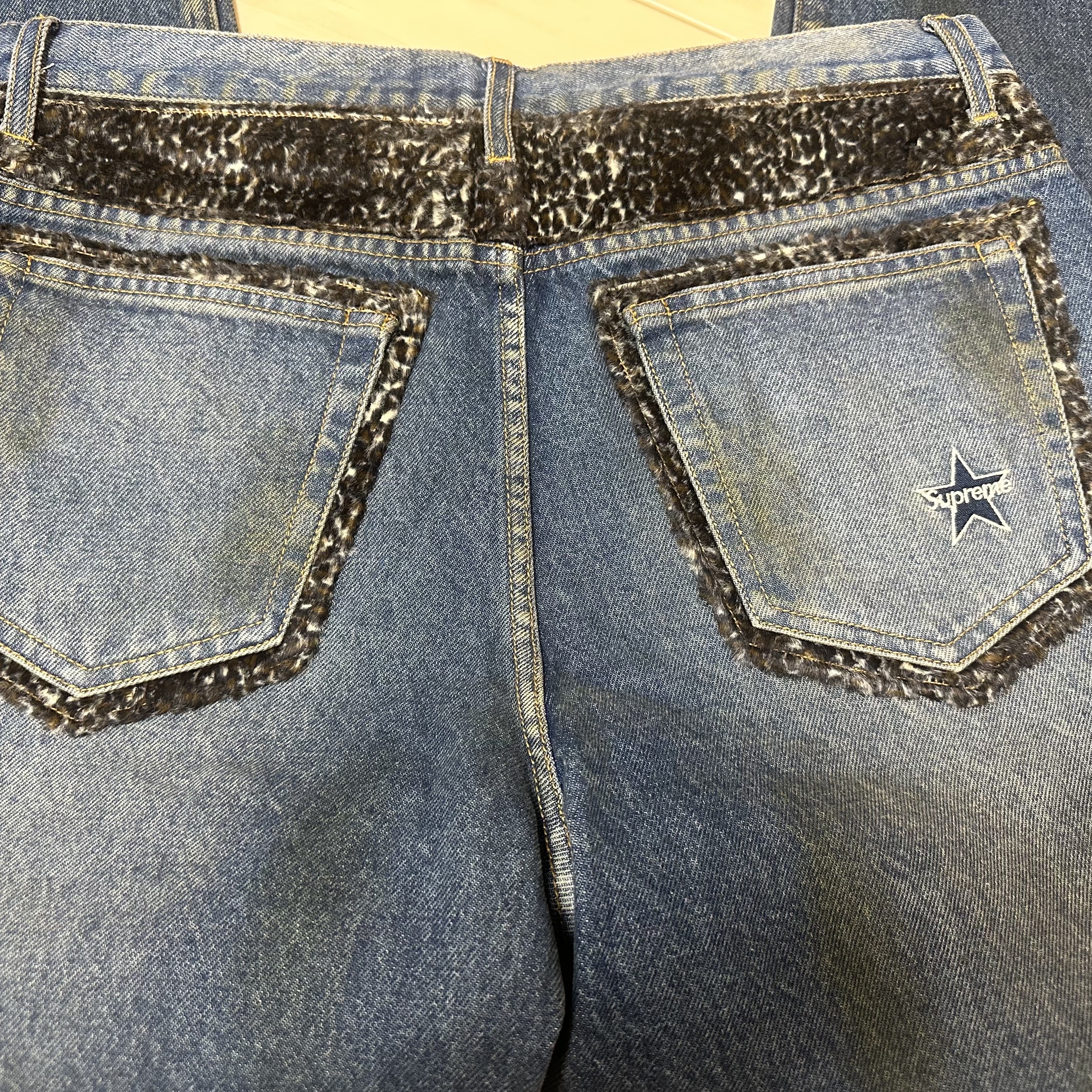 Supreme Leopard Faux Fur Loose Fit Jean Washed Indigo  - 25FW 착용 스타일 - 1