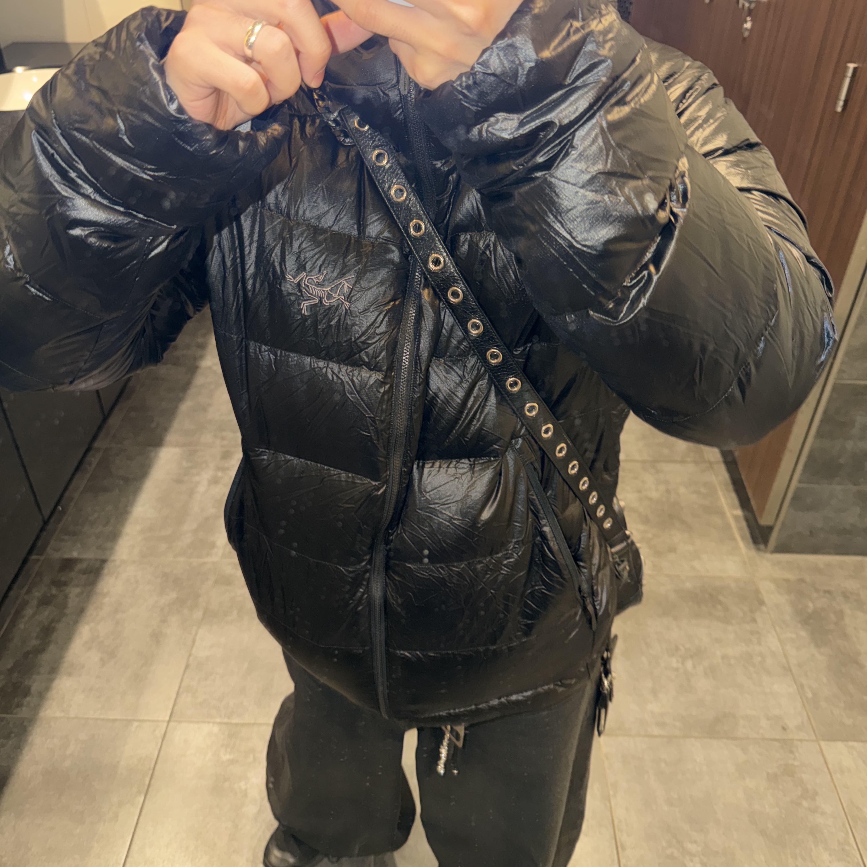Arc'teryx Cerium SV Hoody Black, Balenciaga Arena Lambskin Aged Silver Hardware Le Cagole Crossbody Bag Black 착용 스타일 - 2