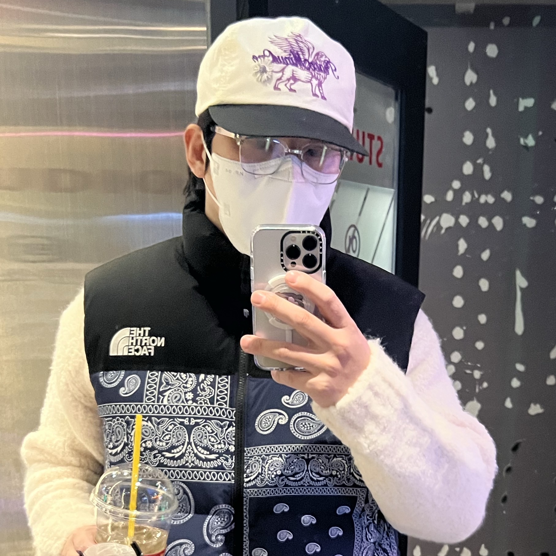 Peaceminusone x Joopiter Daisy Pin Set White, Peaceminusone x Joopiter Five-Panel Baseball Cap White Purple 착용 스타일