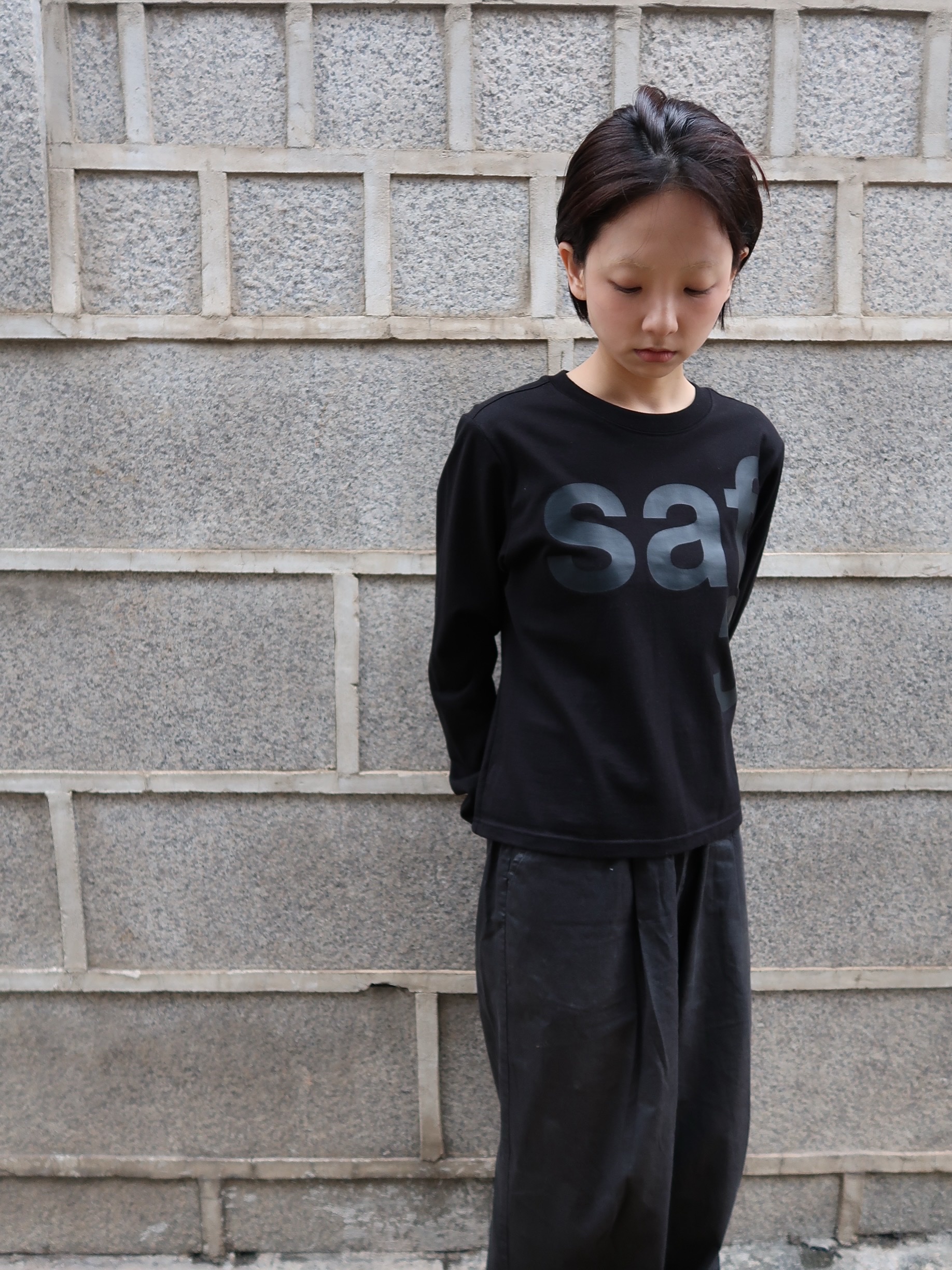 [KREAM 단독] Safarispot Women 1/2 Basic Safari LS T-Shirt Black, [KREAM 단독] Safarispot Women 1/2 Basic Safari LS T-Shirt White 착용 스타일 - 1