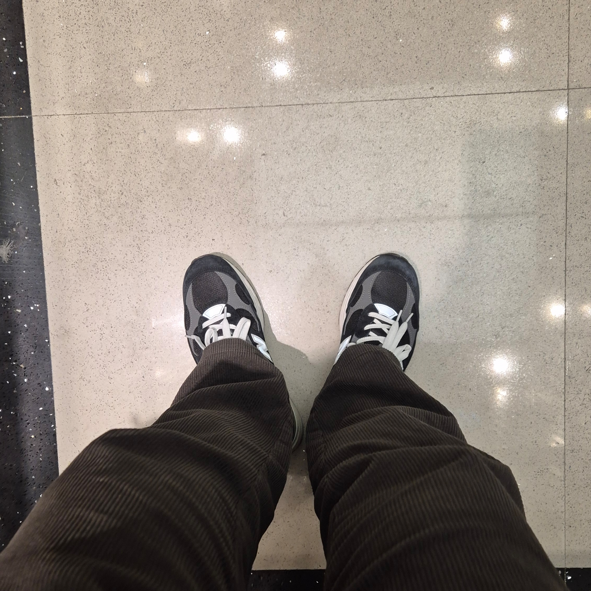 New Balance 992 Made in USA Core Black Grey 착용 스타일