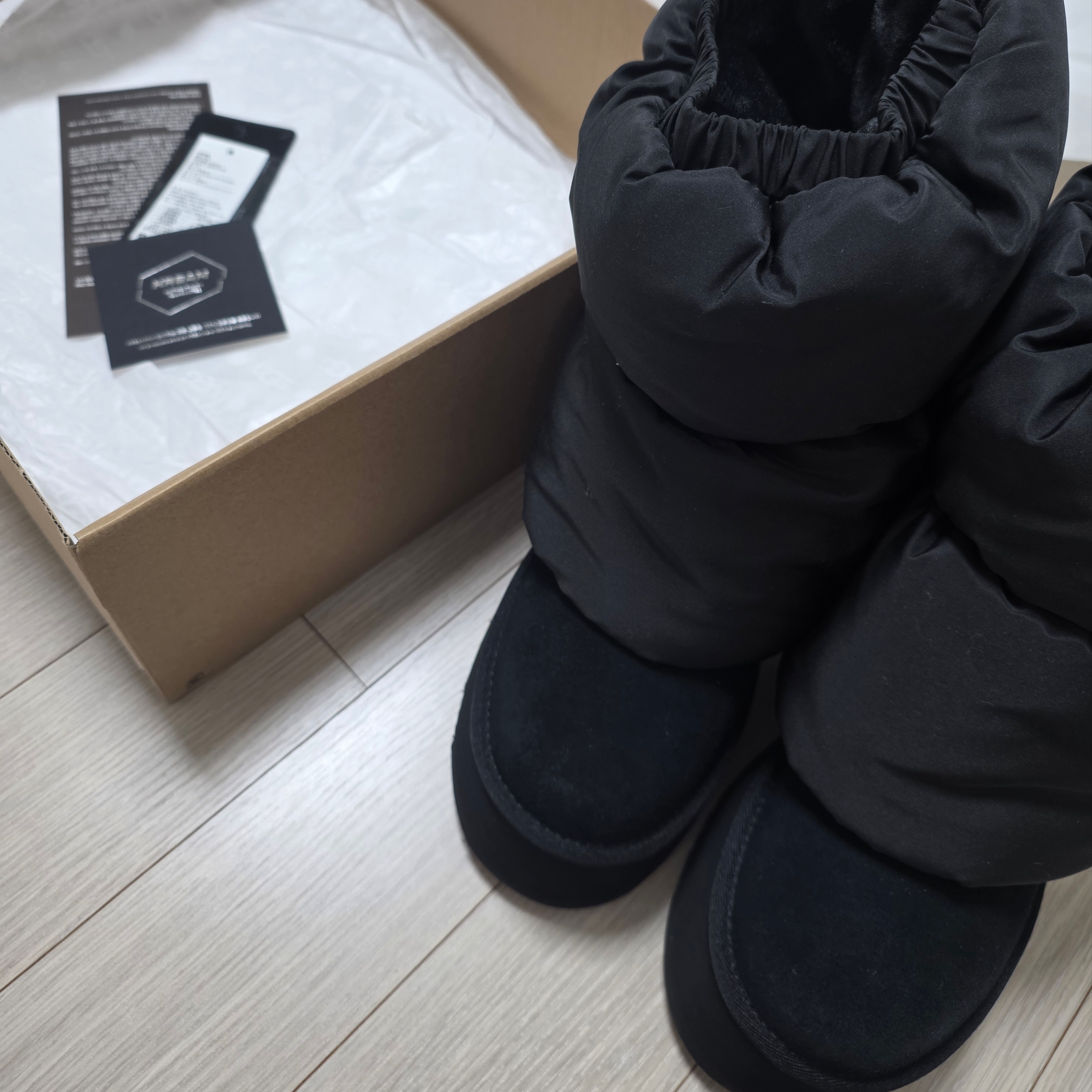 (W) UGG Classic Mini Dipper Puffer Black 착용 스타일 - 1