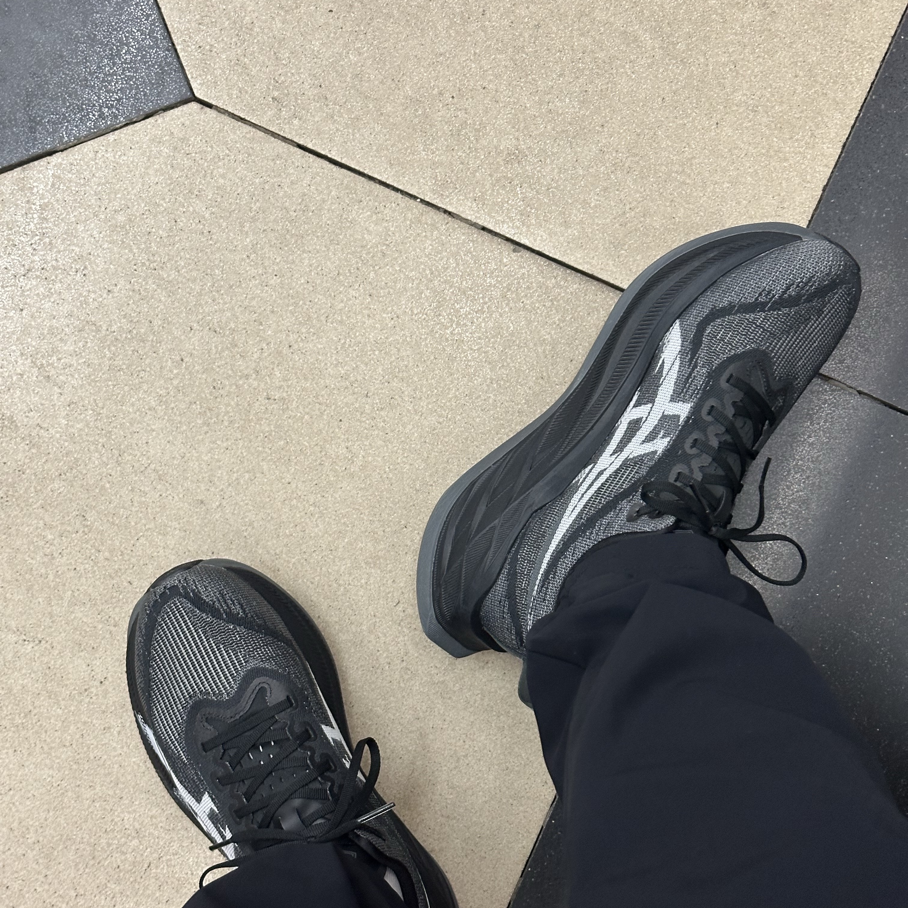 Asics Superblast 2 Black White 착용 스타일 - 1