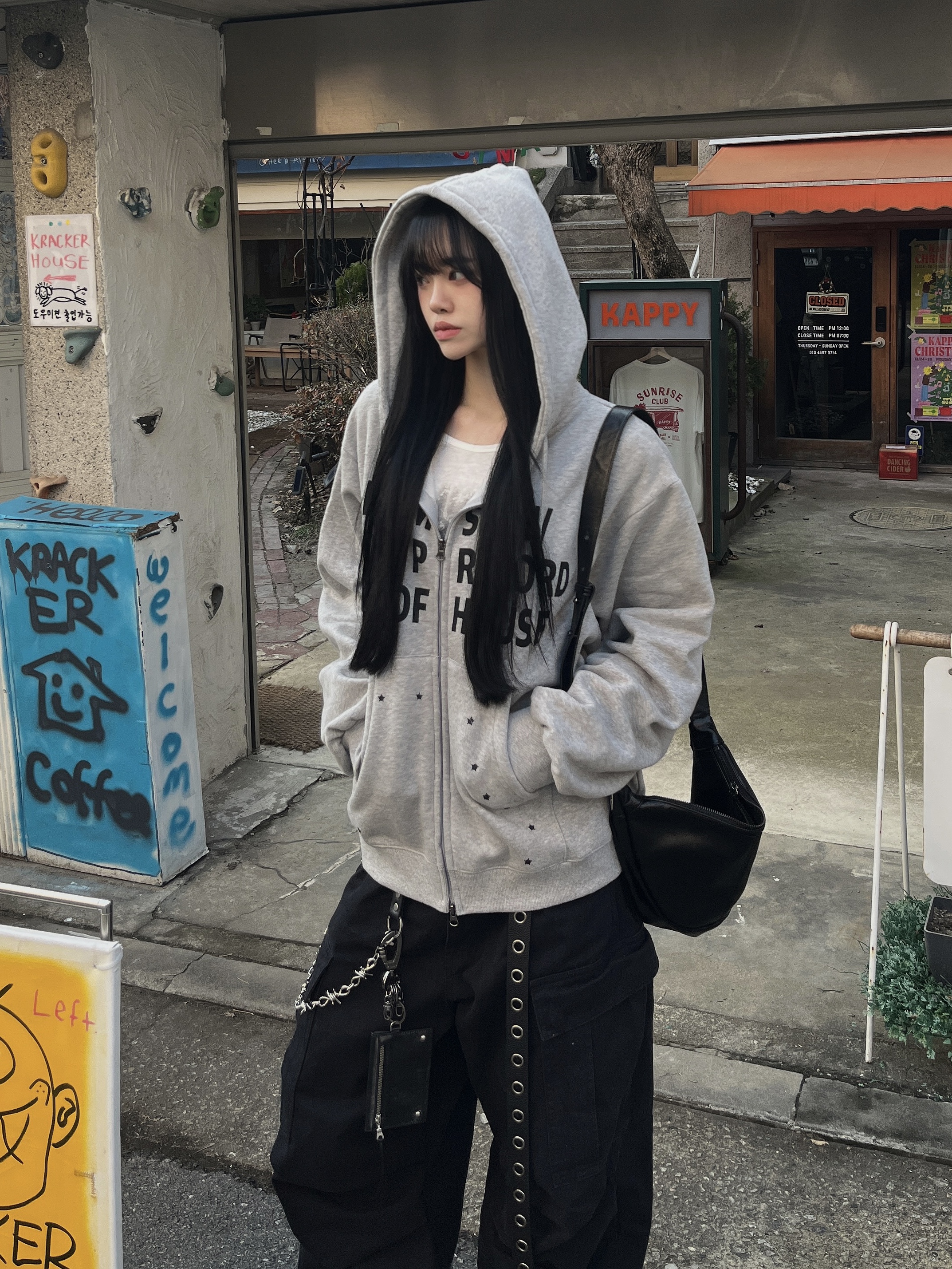 SLOW RECORD HOUSE Typo Star Hood Zip-Up Grey 착용 스타일 - 3