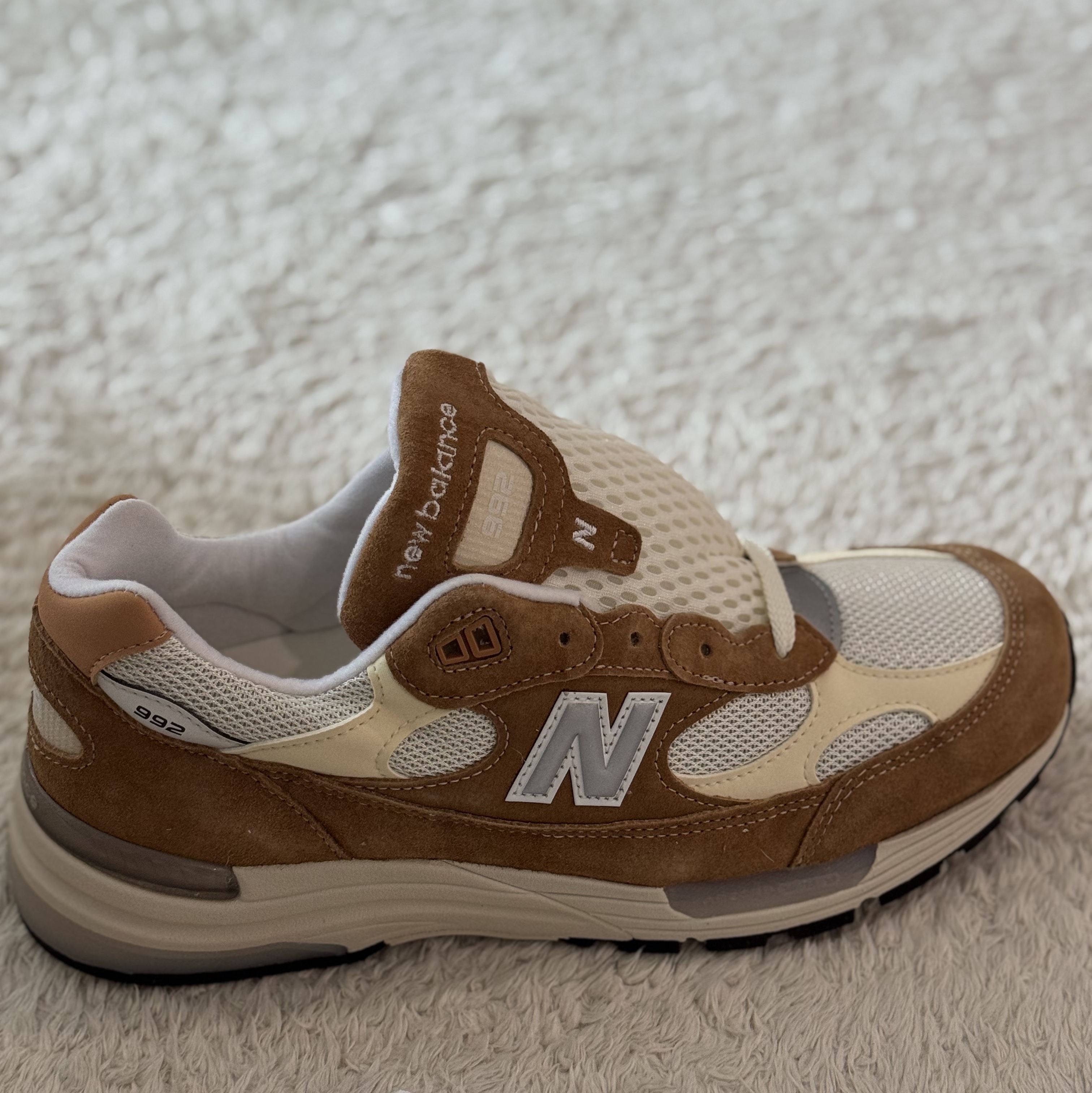 New Balance 992 Made in USA Sweet Caramel Calcium 착용 스타일
