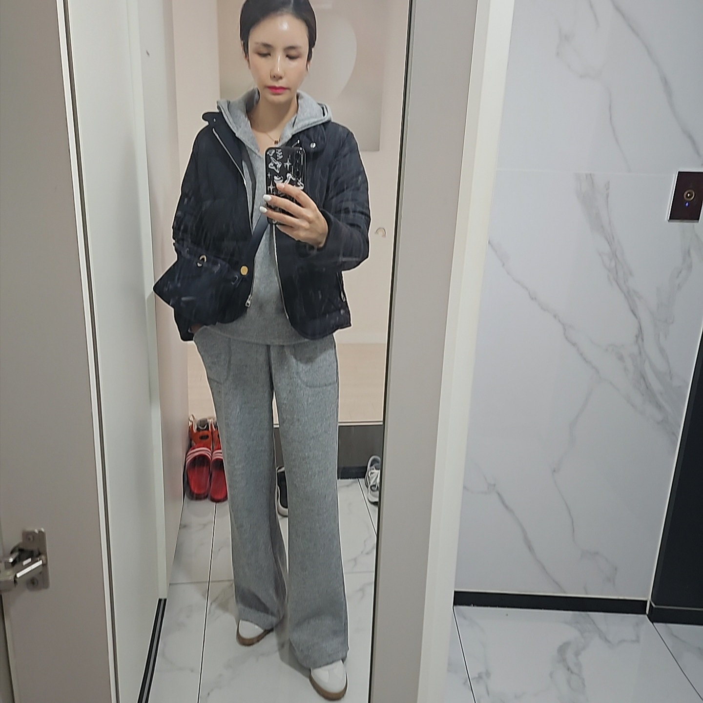 (W) Hermes Jet Sneakers Nappa Suede Goatskin & Blanc, Hermes Herbag Zip 20 Bag Retourne Military Canvas Hunter Cowhide & Gold Noir Noir 착용 스타일 - 1