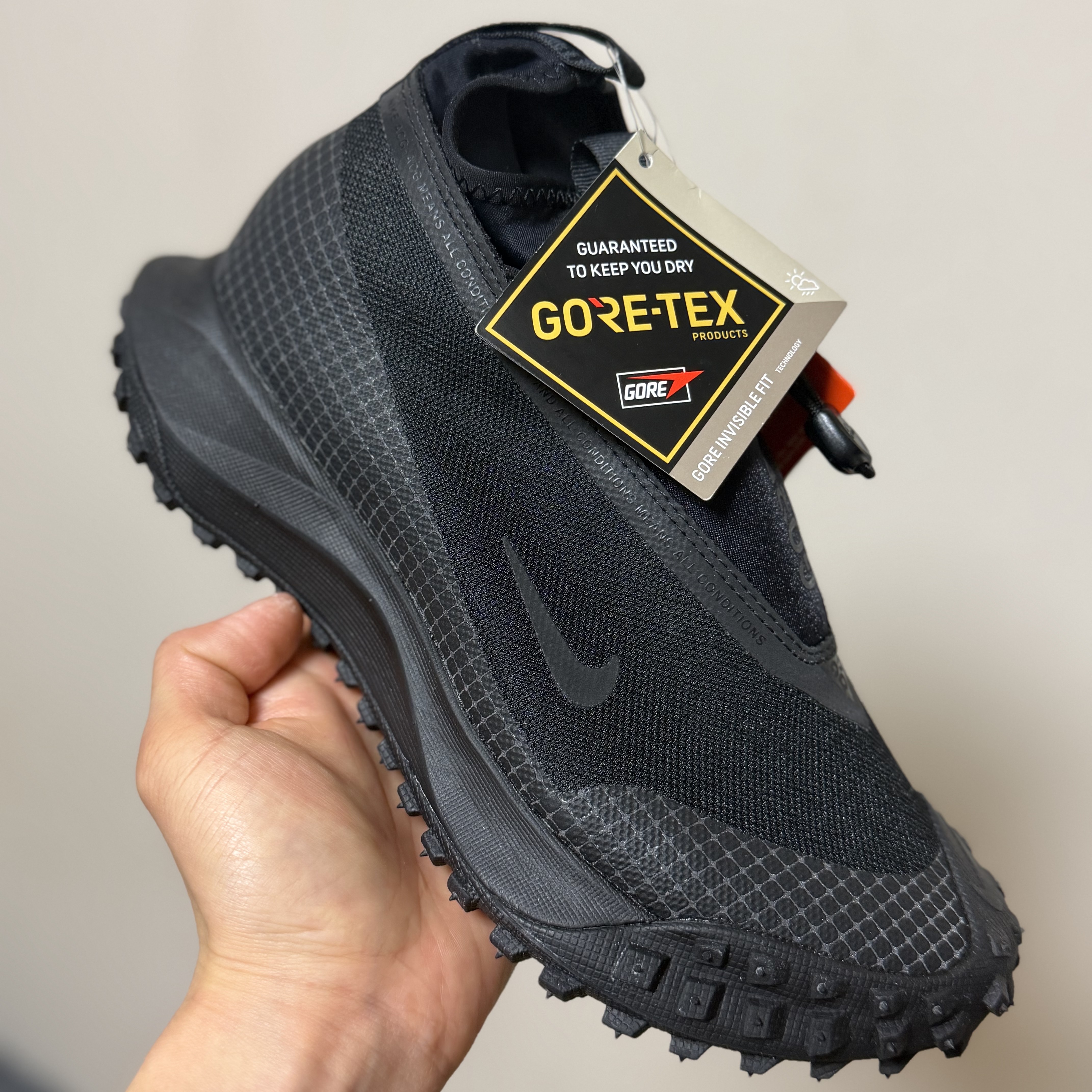 Nike ACG Mountain Fly Gore-Tex Black and Dark Grey 착용 스타일 - 6