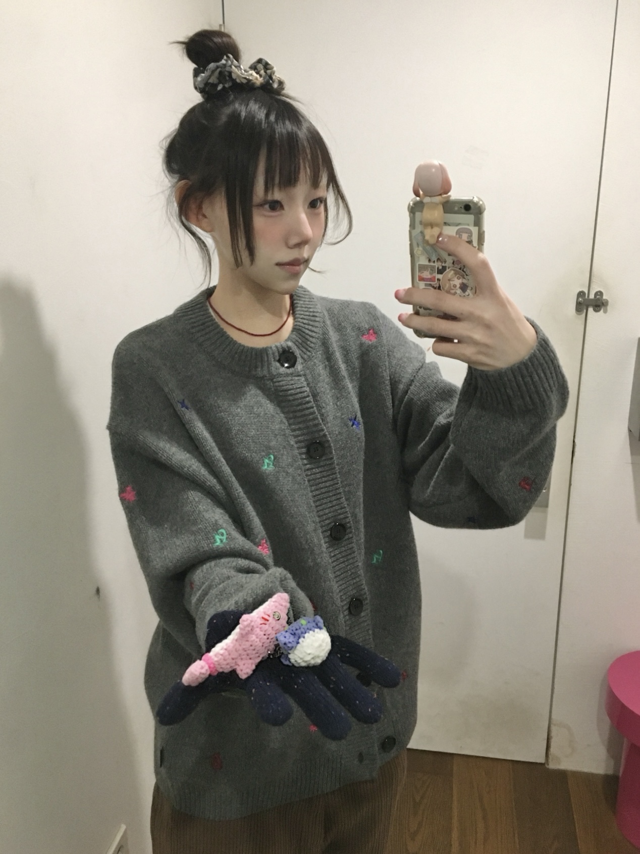 YESEYESEE Multi Embroidery Knit Cardigan Grey, YESEYESEE Stripe Knit Gloves Navy 착용 스타일 - 1