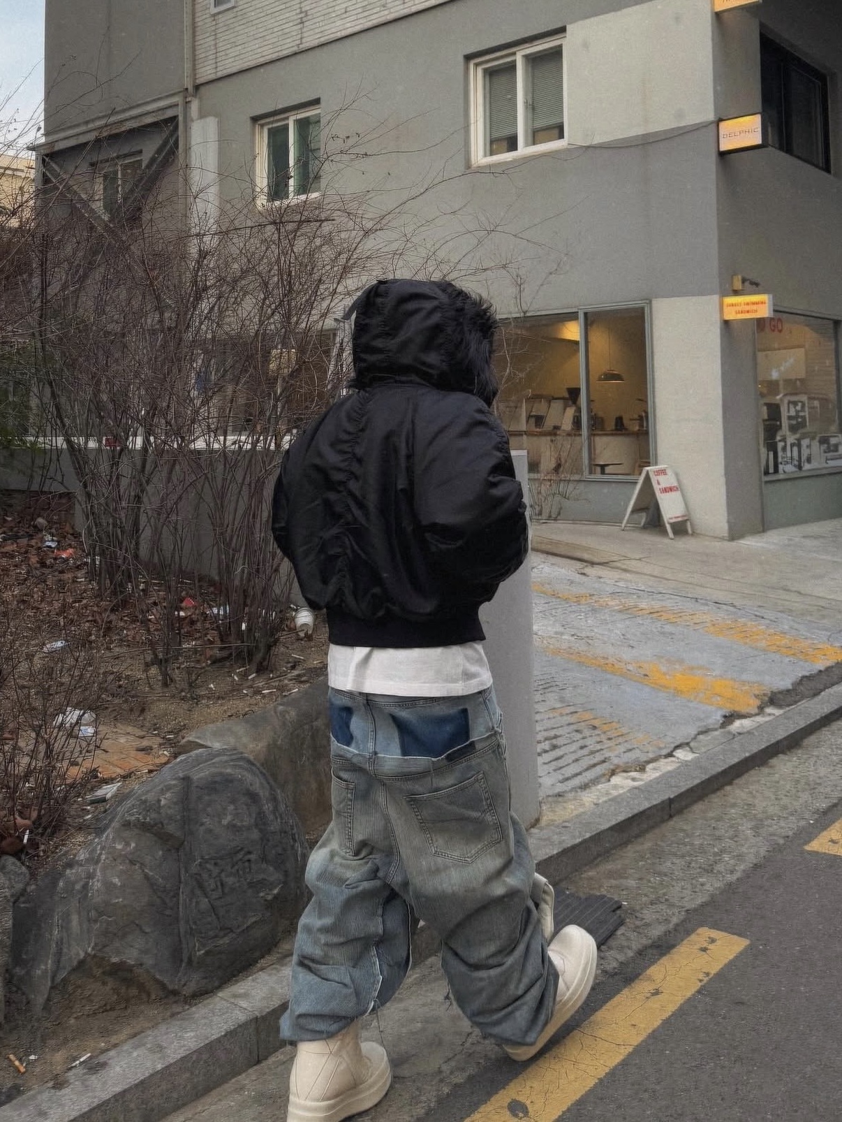 Balenciaga Up Baggy Pants Blue 착용 스타일
