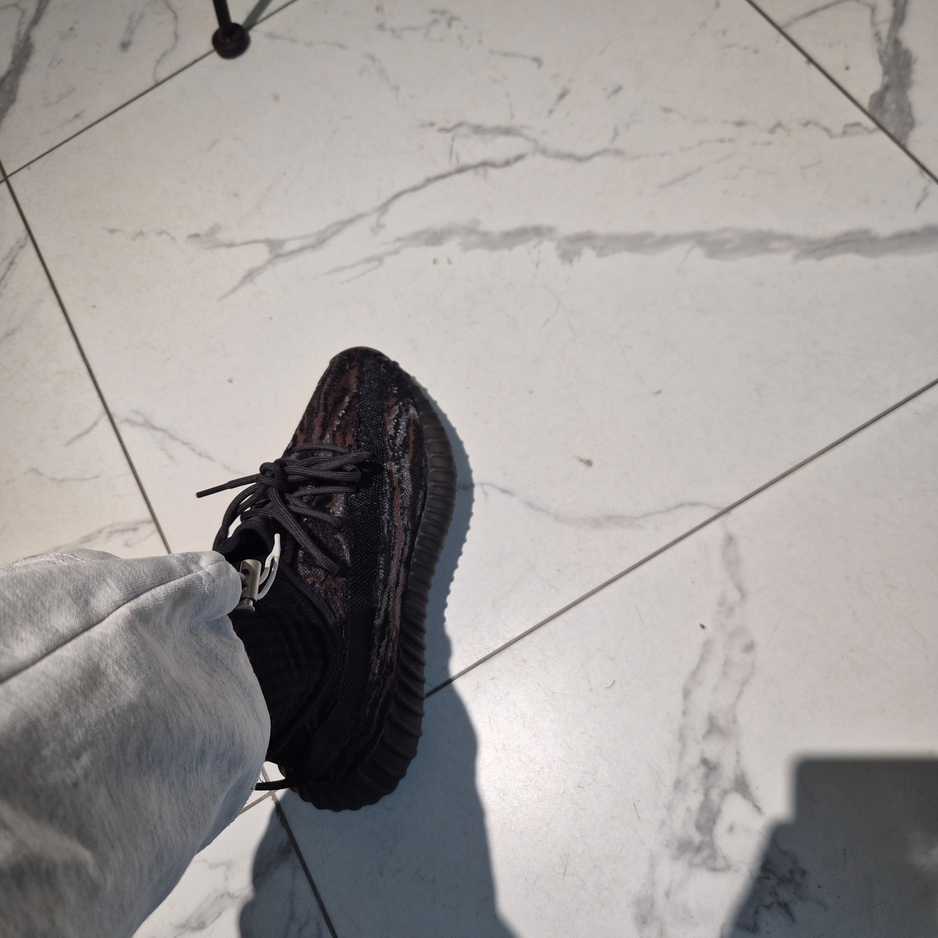 Adidas Yeezy Boost 350 V2 MX Rock 착용 스타일 - 4