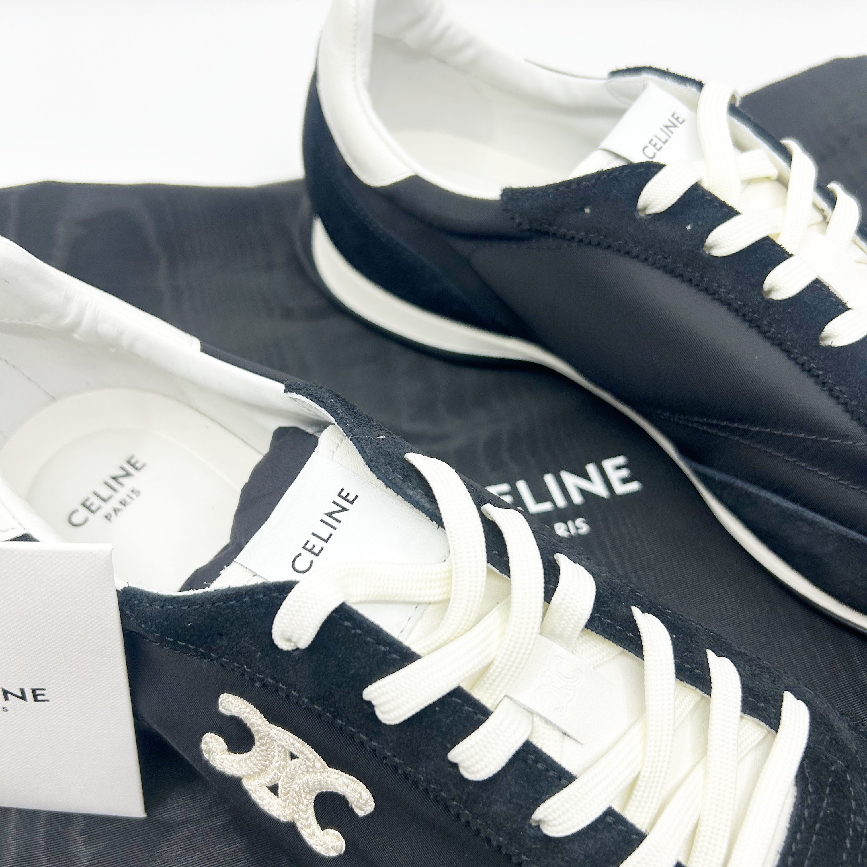 Celine Racer Low Lace-Up Sneakers with Triomphe in Nylon Suede Calfskin Black White 착용 스타일 - 2