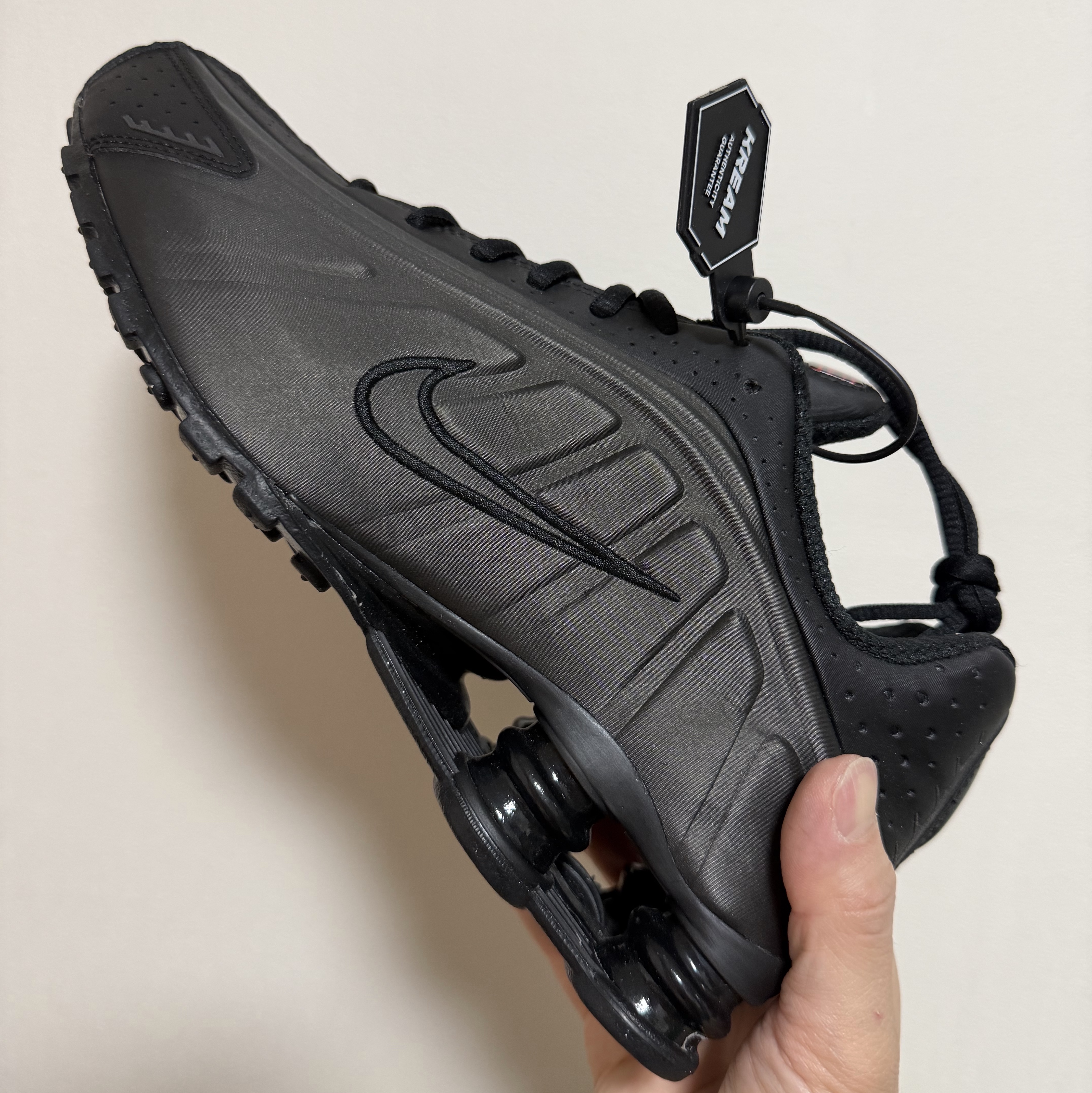 Nike Shox R4 Black Bright Crimson 착용 스타일 - 2