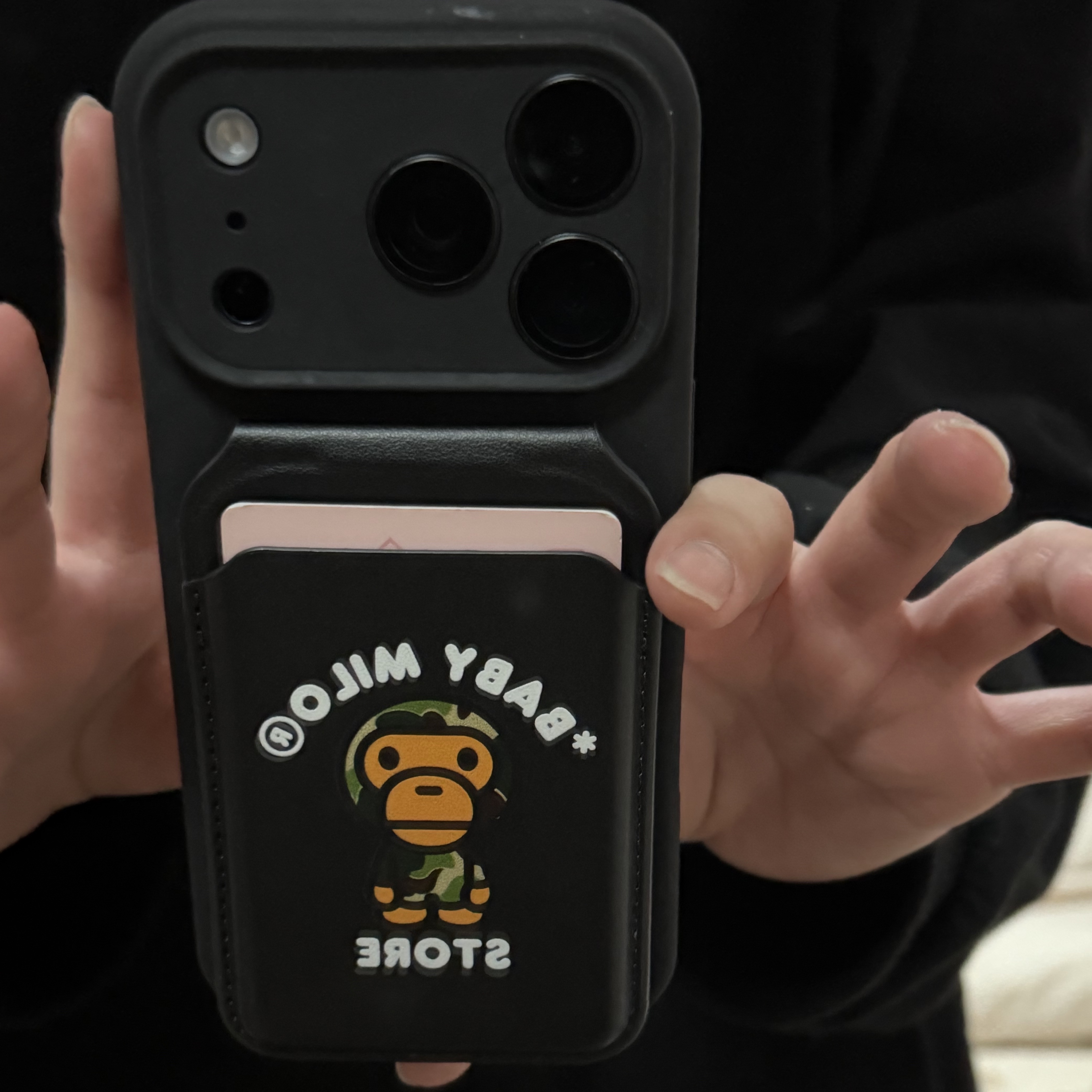BAPE Baby Milo MagSafe Card Holder Black 착용 스타일