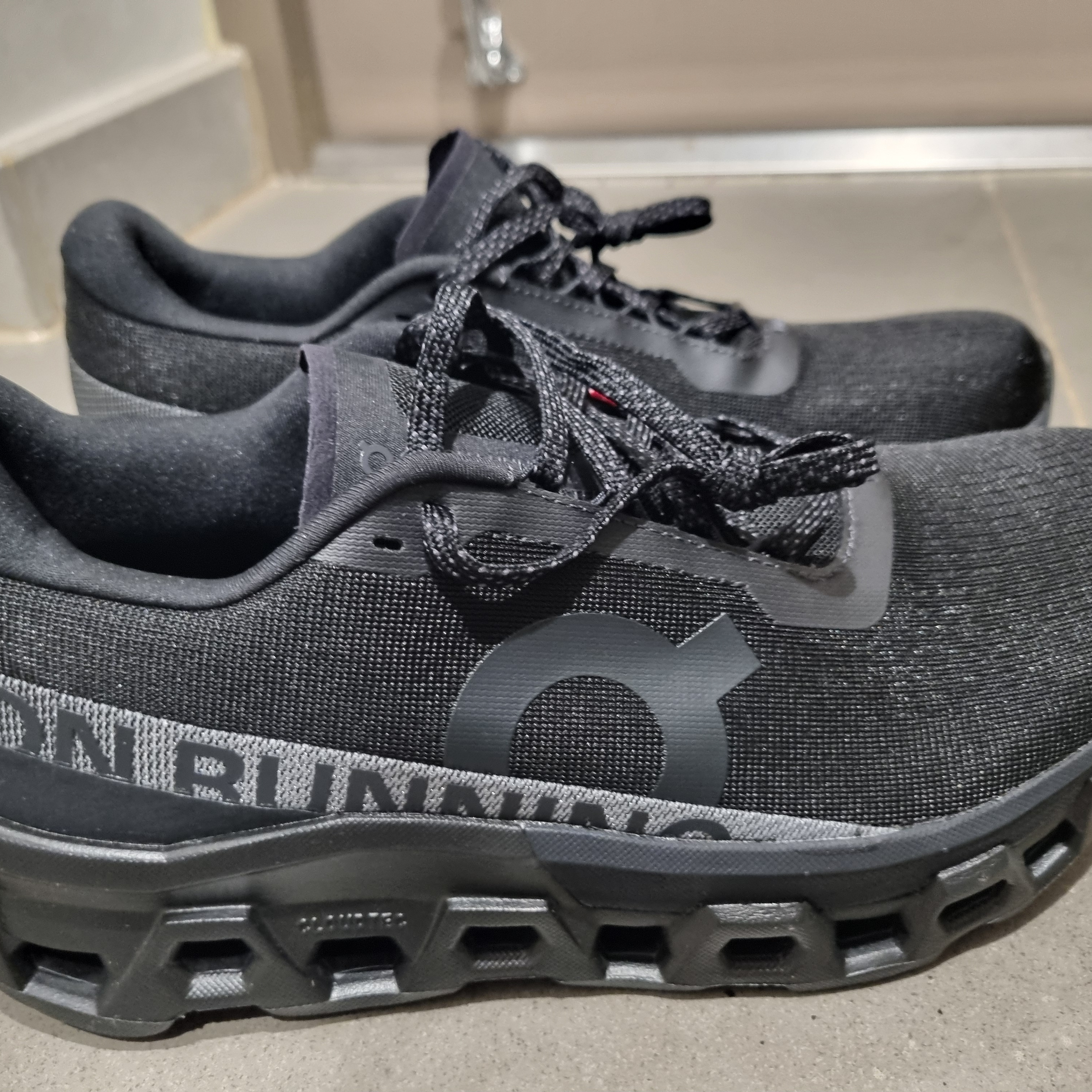 On Running Cloudmonster 2 Black 착용 스타일 - 2