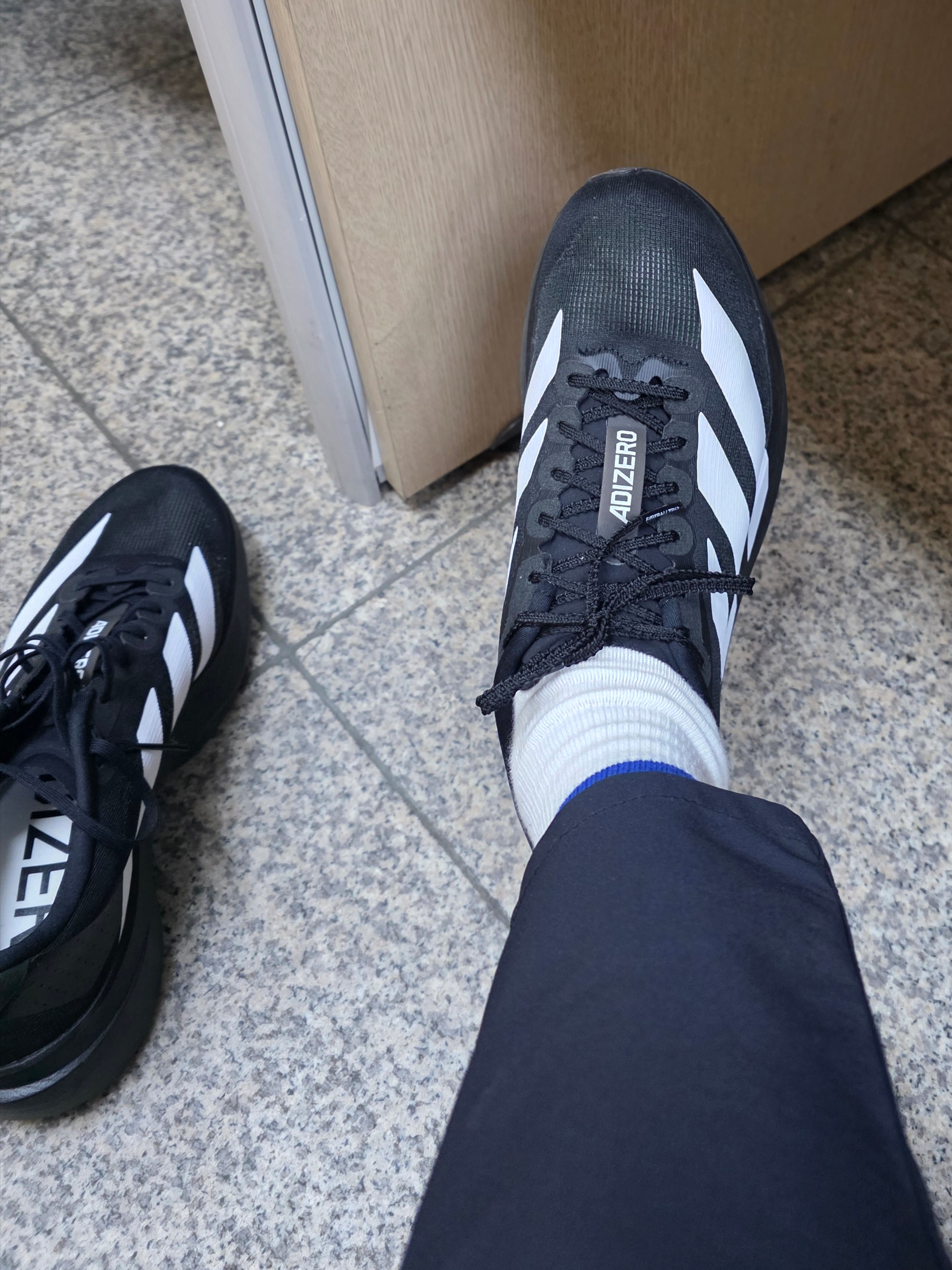 Adidas Adizero EVO SL Core Black Cloud White 착용 스타일