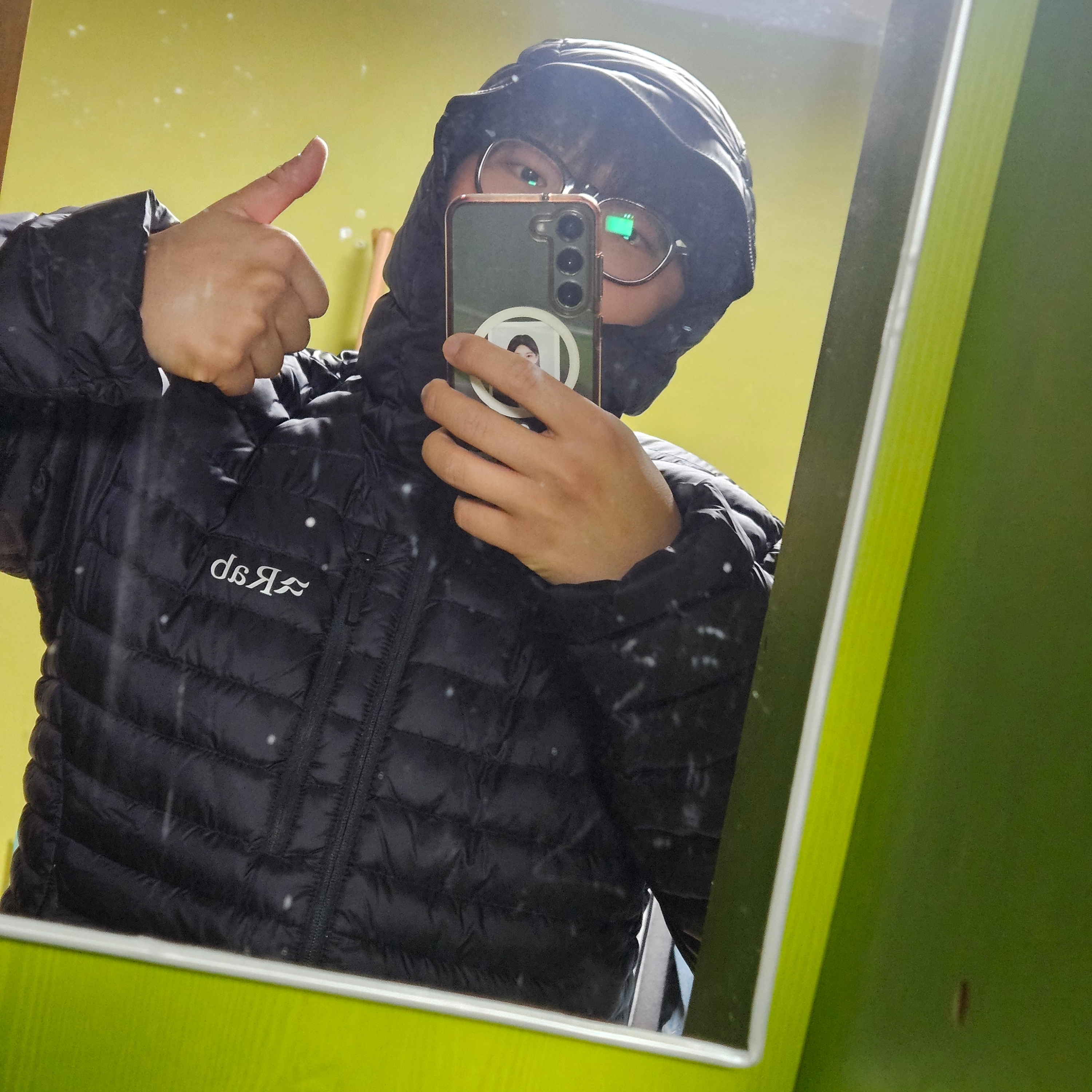 Rab Microlight Alpine Jacket Black 착용 스타일