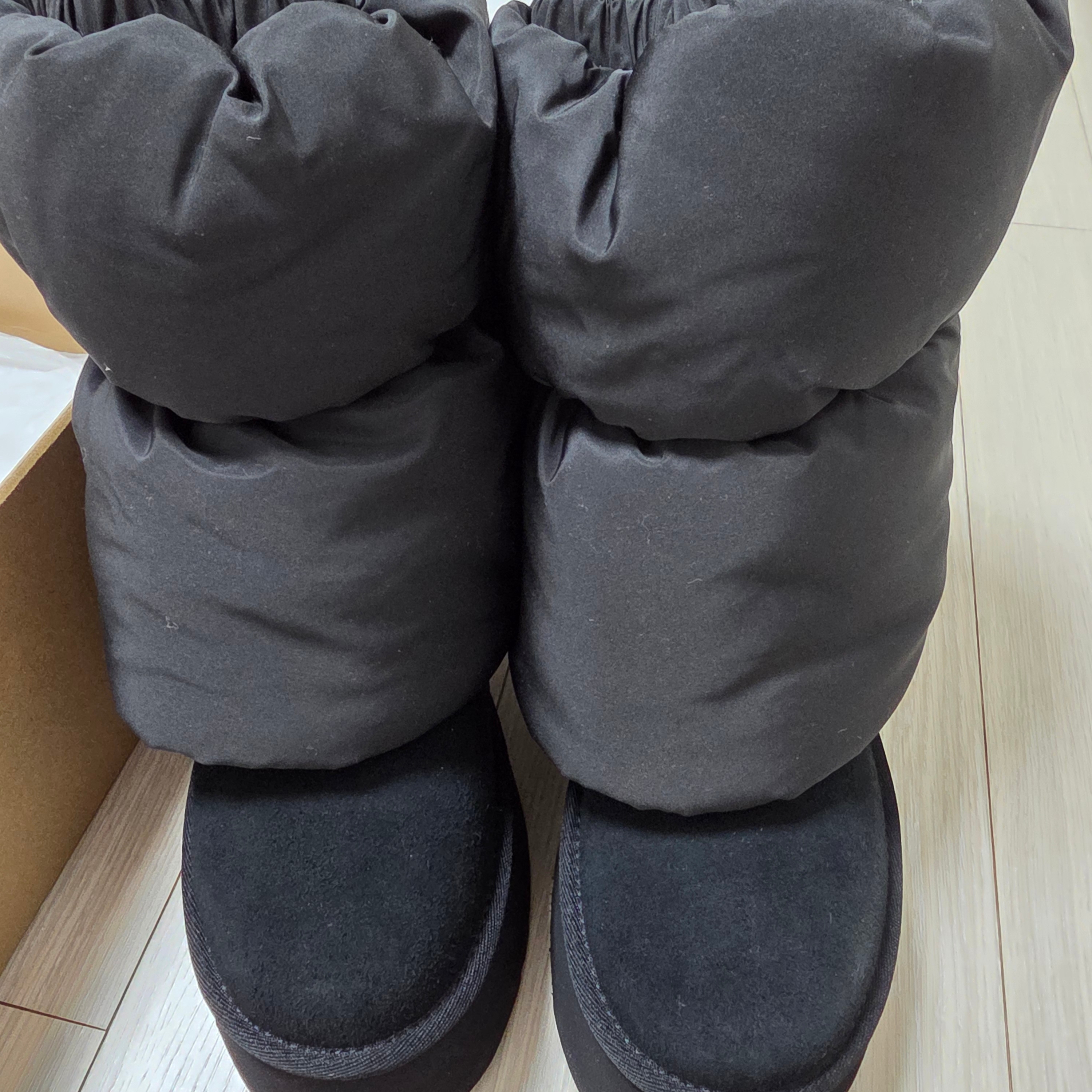 (W) UGG Classic Mini Dipper Puffer Black 착용 스타일 - 2