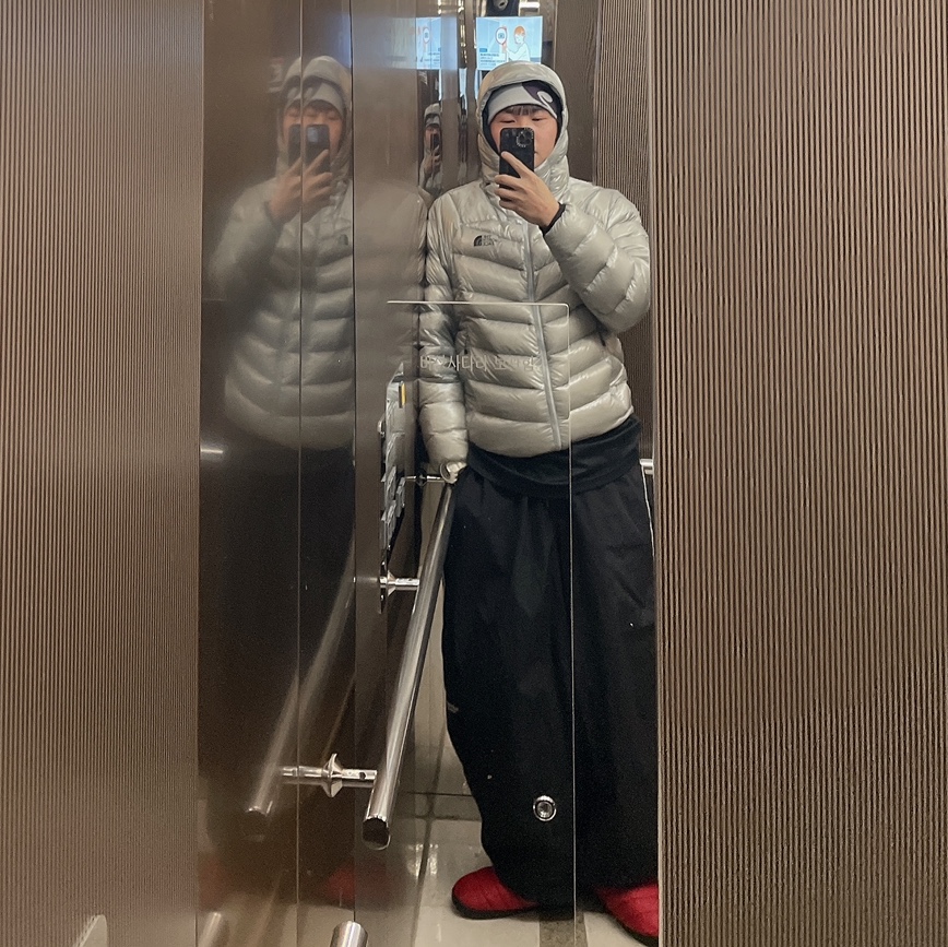 The North Face Summit Mattehorn RDS Down Jacket Light Gray, Undermycar Mu.126 Original Logo Piping Line Nylon Pants Black 착용 스타일 - 1