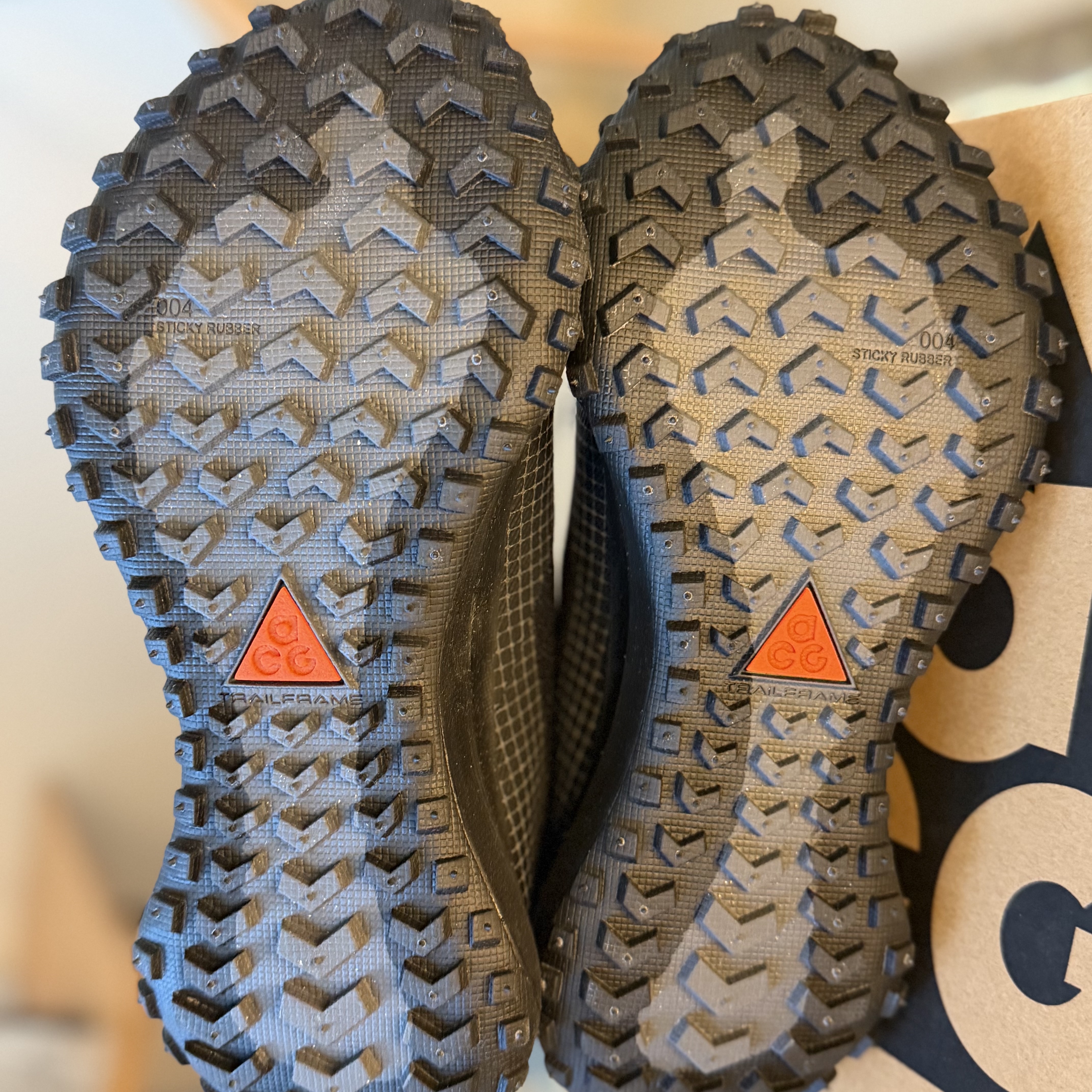 Nike ACG Mountain Fly Gore-Tex Black and Dark Grey 착용 스타일 - 2