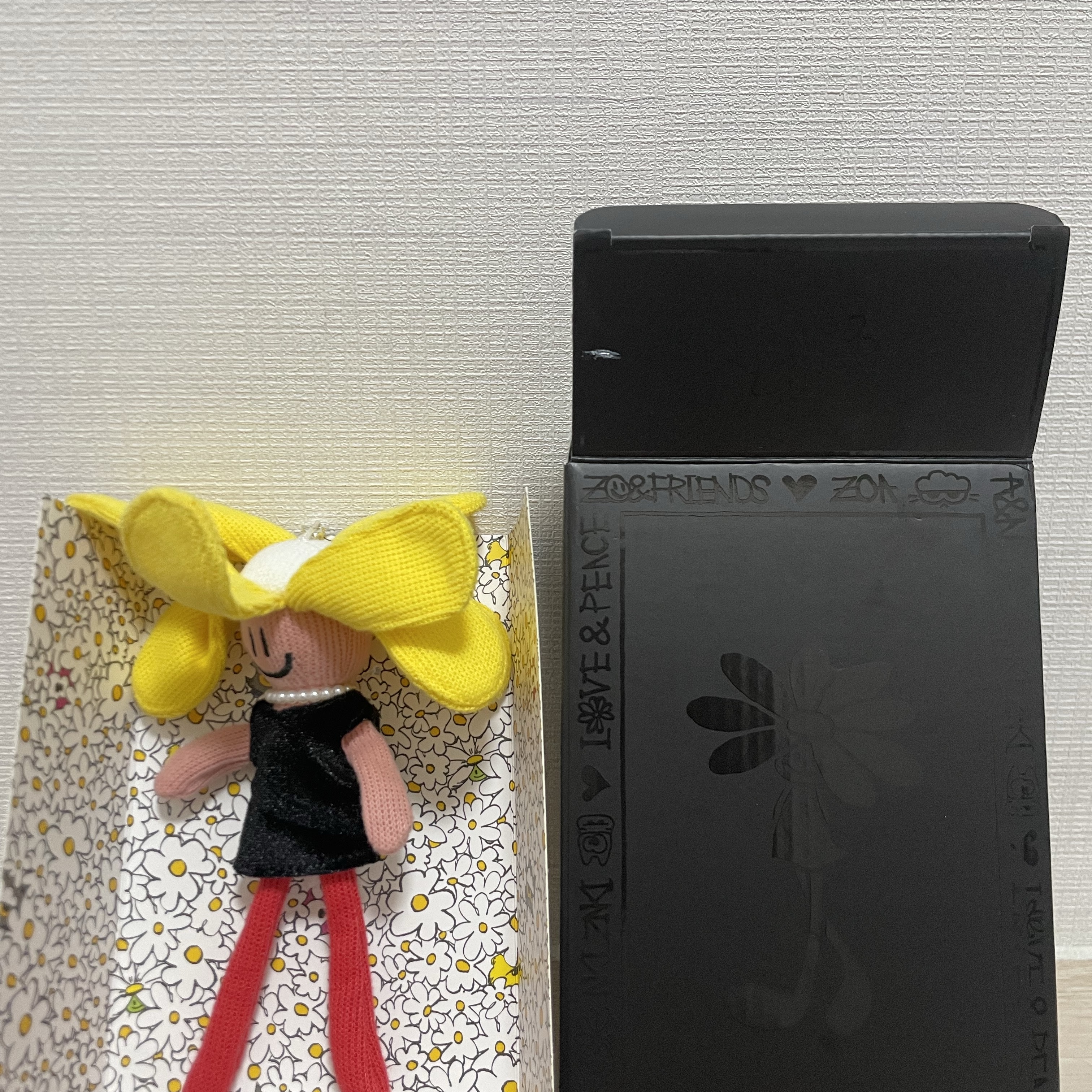 Zo&Friends A&ne Knit Doll Keyring Yellow Black Red 착용 스타일