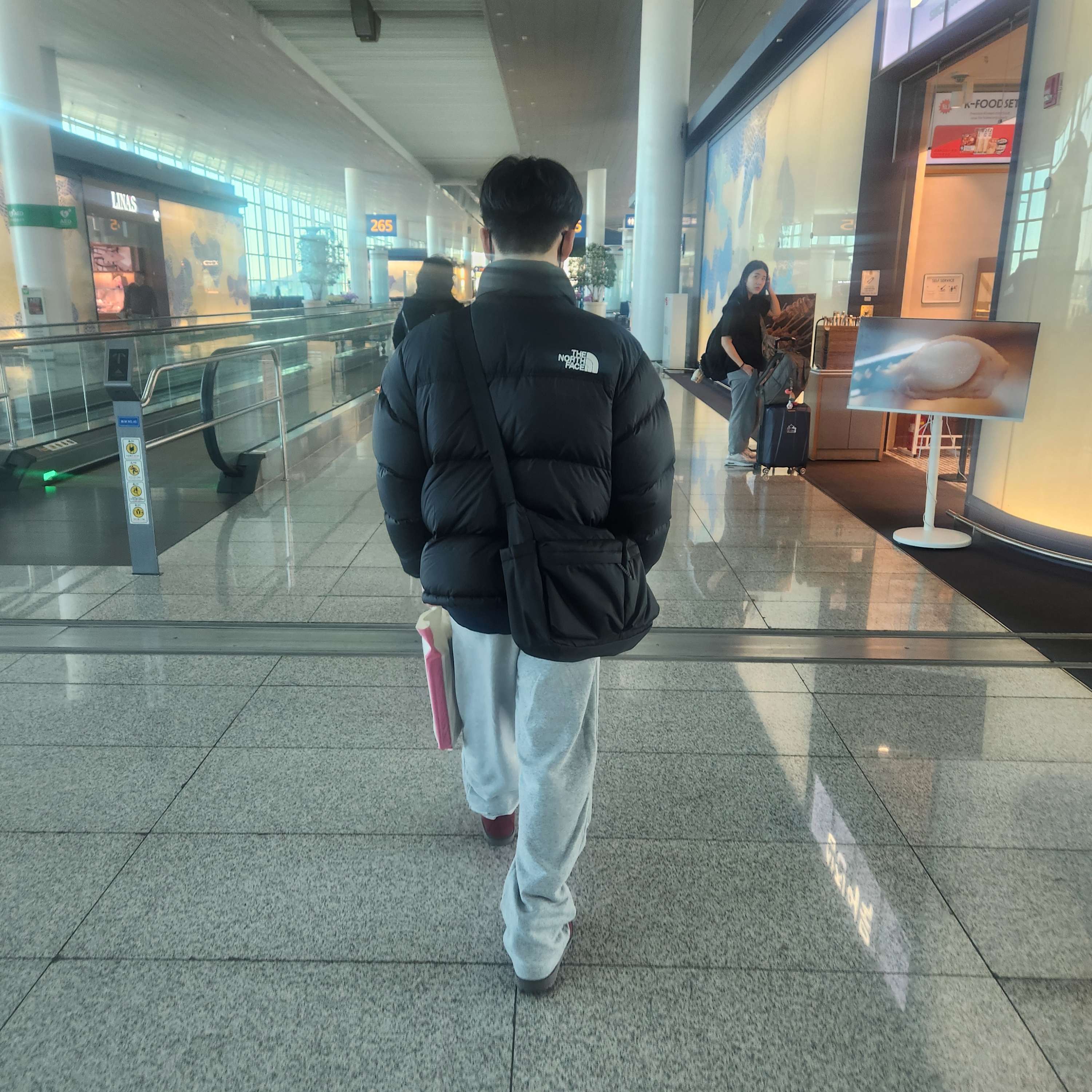 The North Face 1996 Eco Nuptse Jacket Black, Uniqlo Multi Pocket Shoulder Bag Black 착용 스타일 - 3