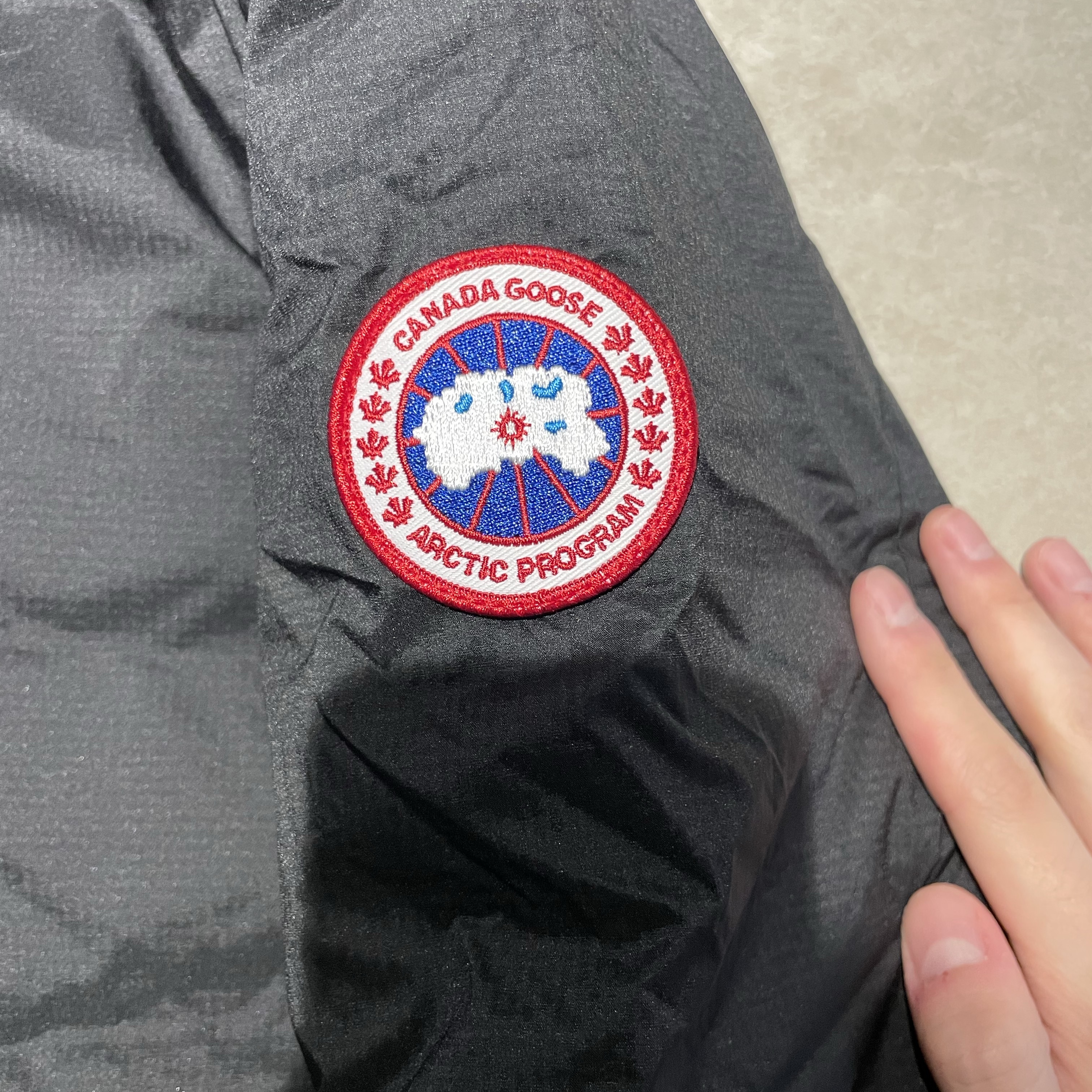 Canada Goose Lodge Down Matte Finish Black 착용 스타일 - 3