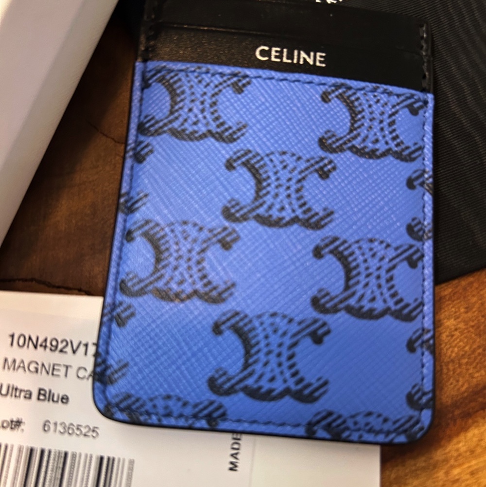 Celine Triomphe Canvas Calfskin Magnet Card Holder Ultra Blue 착용 스타일 - 2