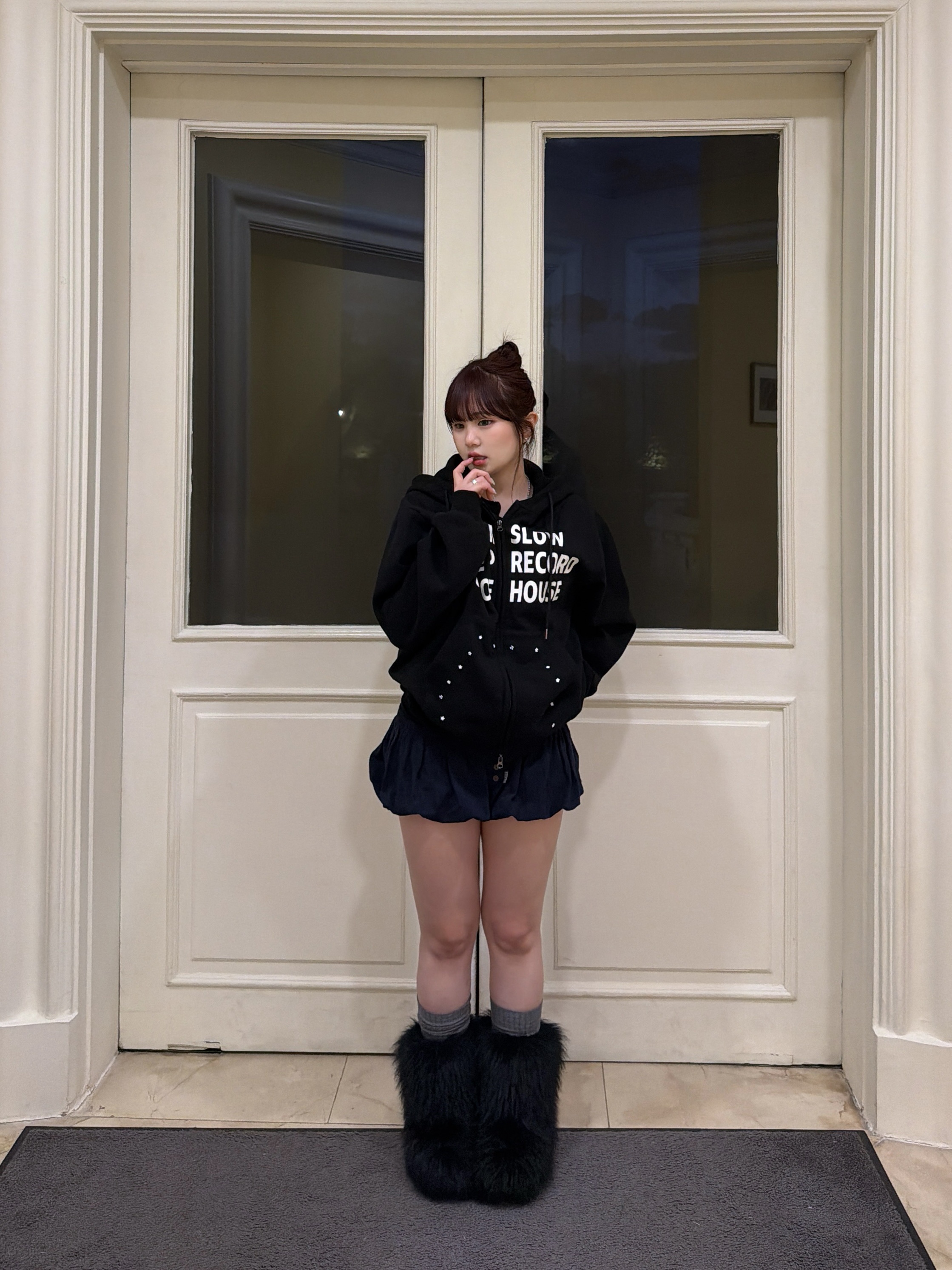 SLOW RECORD HOUSE Typo Star Hood Zip-up Black 착용 스타일 - 4