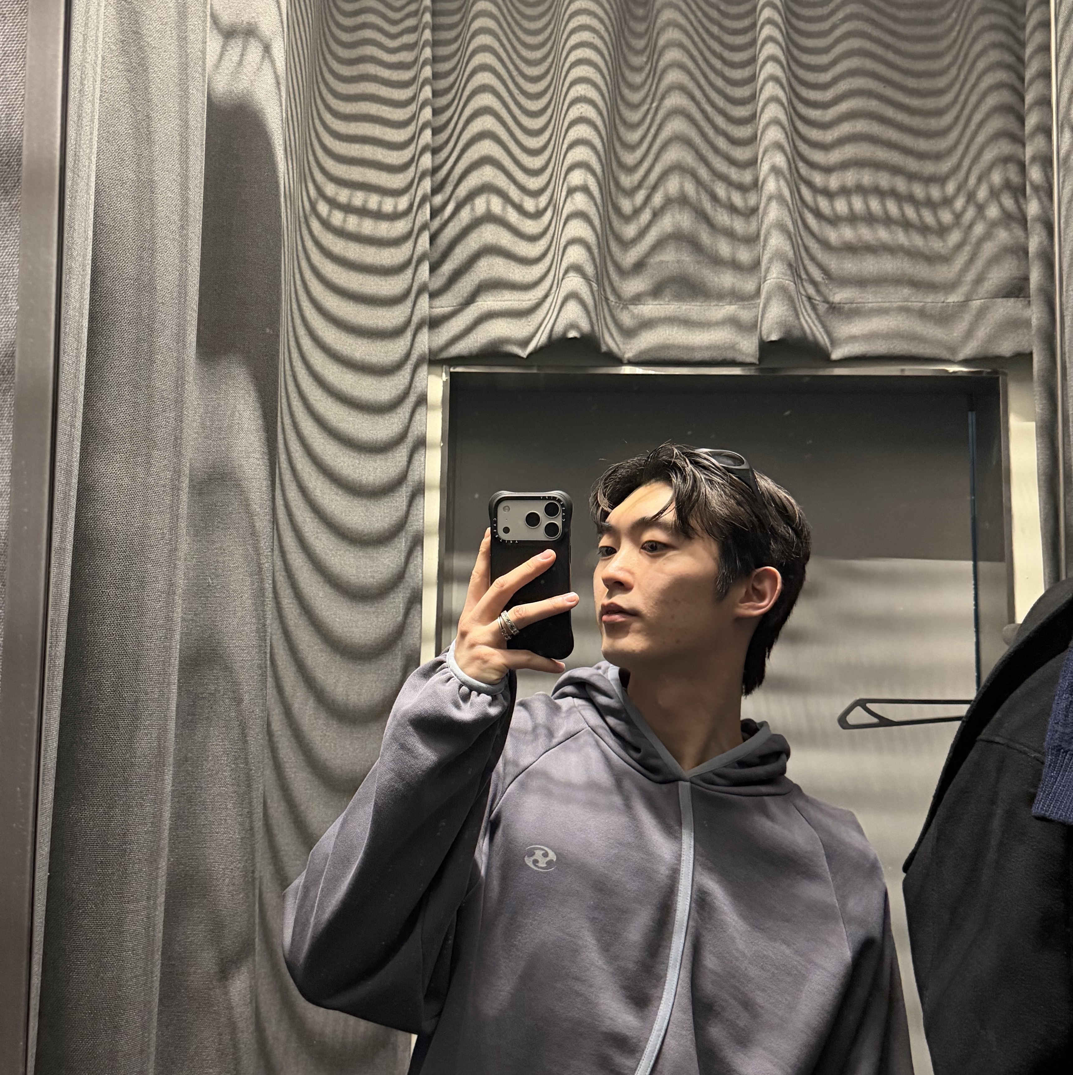 Sansan Gear Taped Hoodie Ash Charcoal 착용 스타일