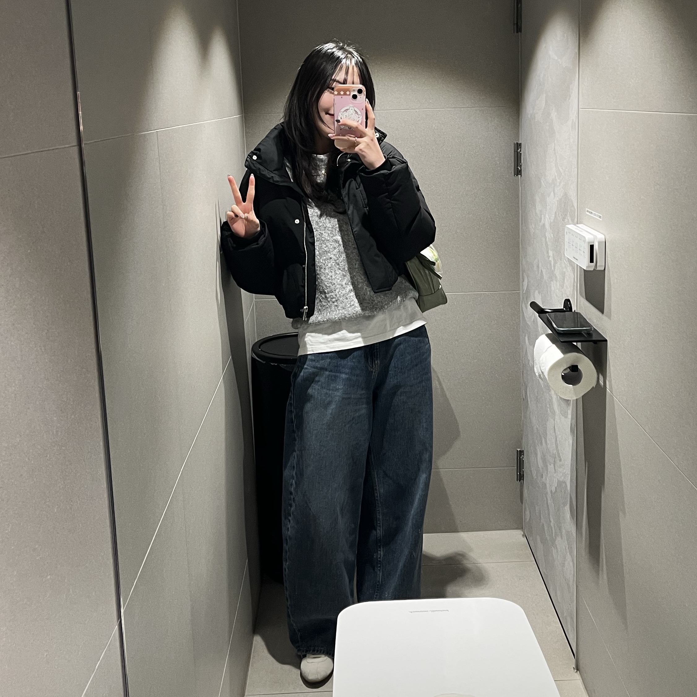 (W) Adidas Tokyo Off White Core Black, (W) Uniqlo Baggy Curve Jeans Blue - JP 착용 스타일