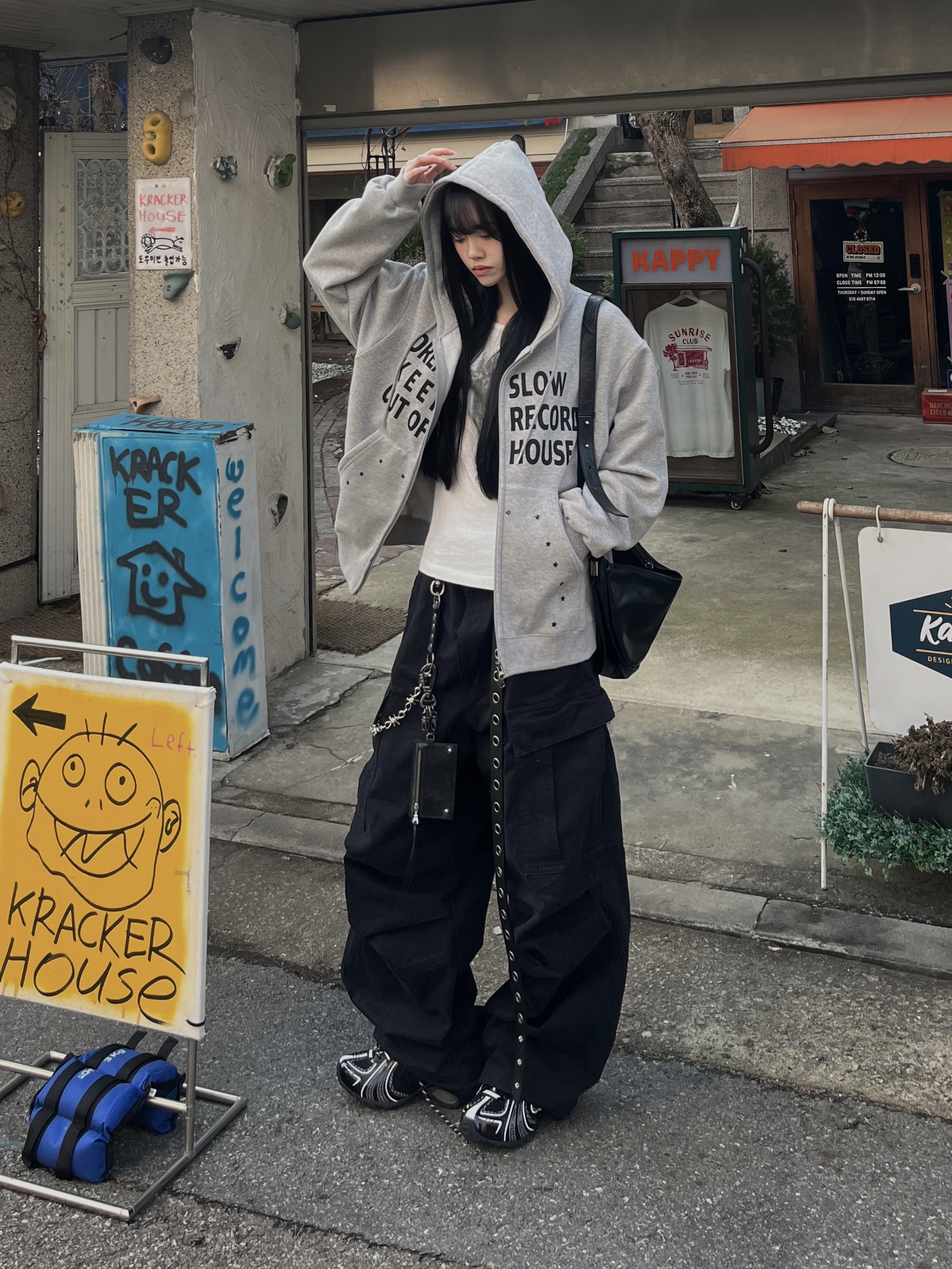 SLOW RECORD HOUSE Typo Star Hood Zip-Up Grey 착용 스타일 - 4