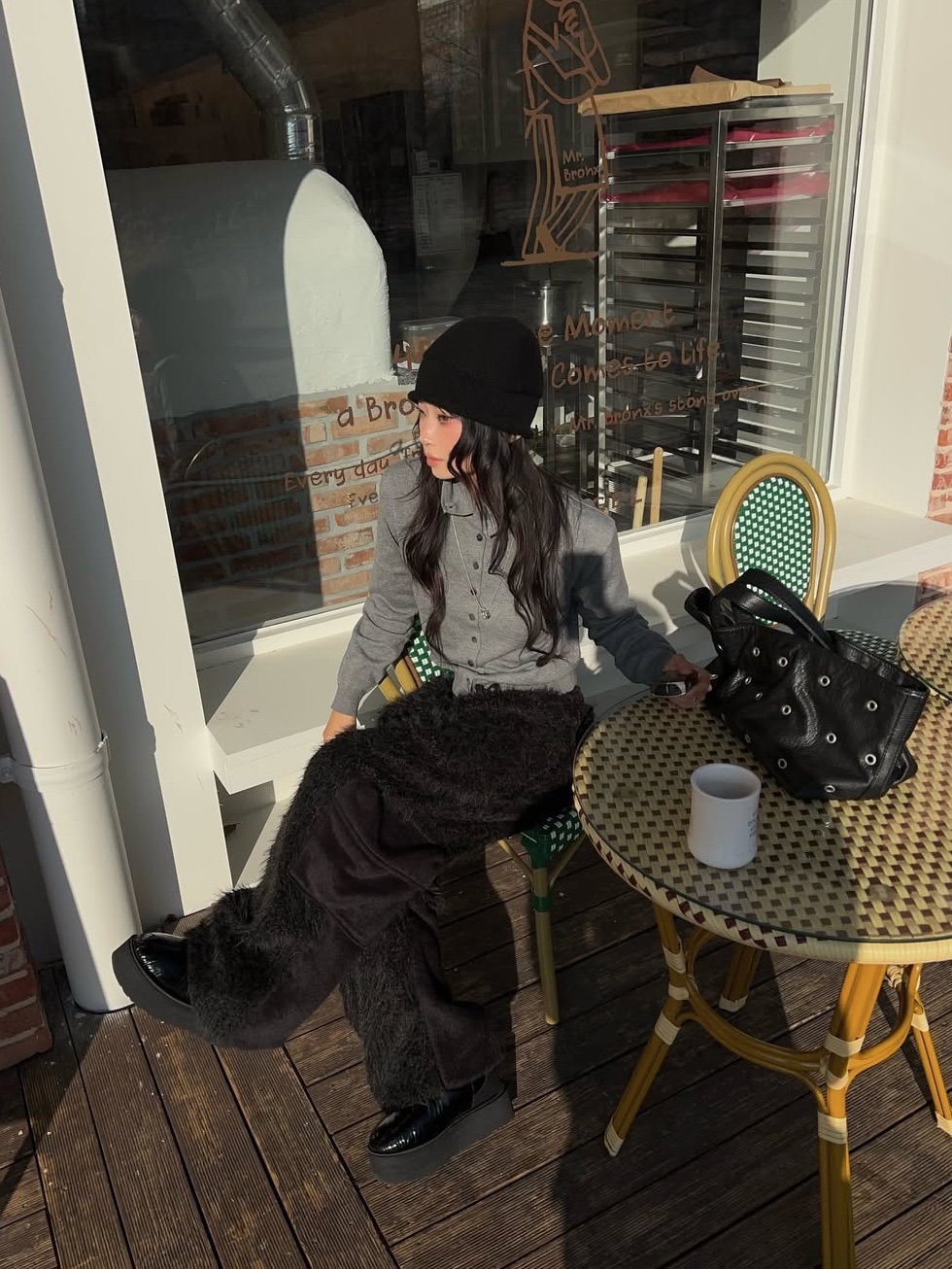 SOMSOC Bail Fuzzy Cargo Pants Black 착용 스타일 - 1