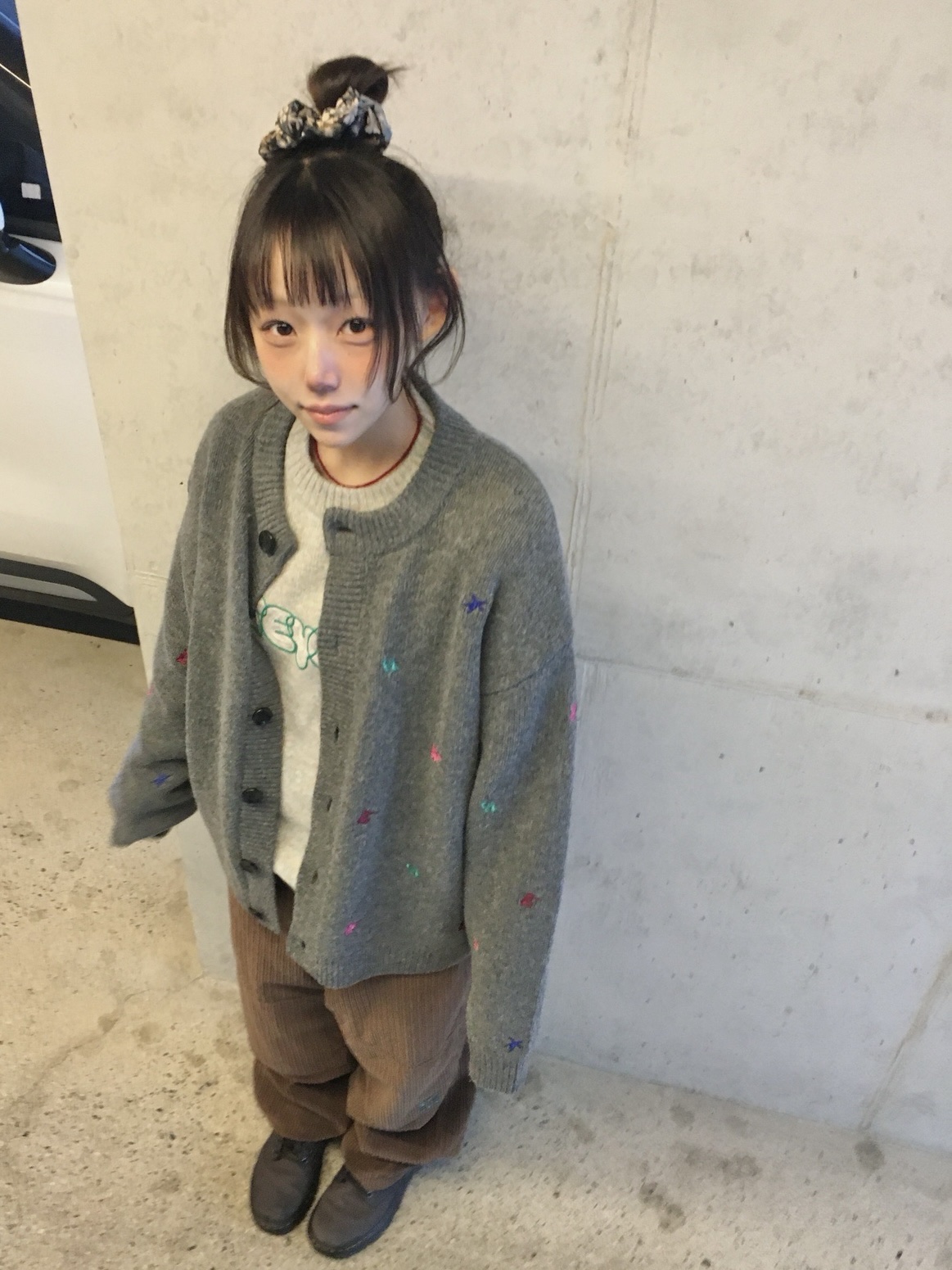 YESEYESEE Multi Embroidery Knit Cardigan Grey, YESEYESEE Stripe Knit Gloves Navy 착용 스타일 - 4