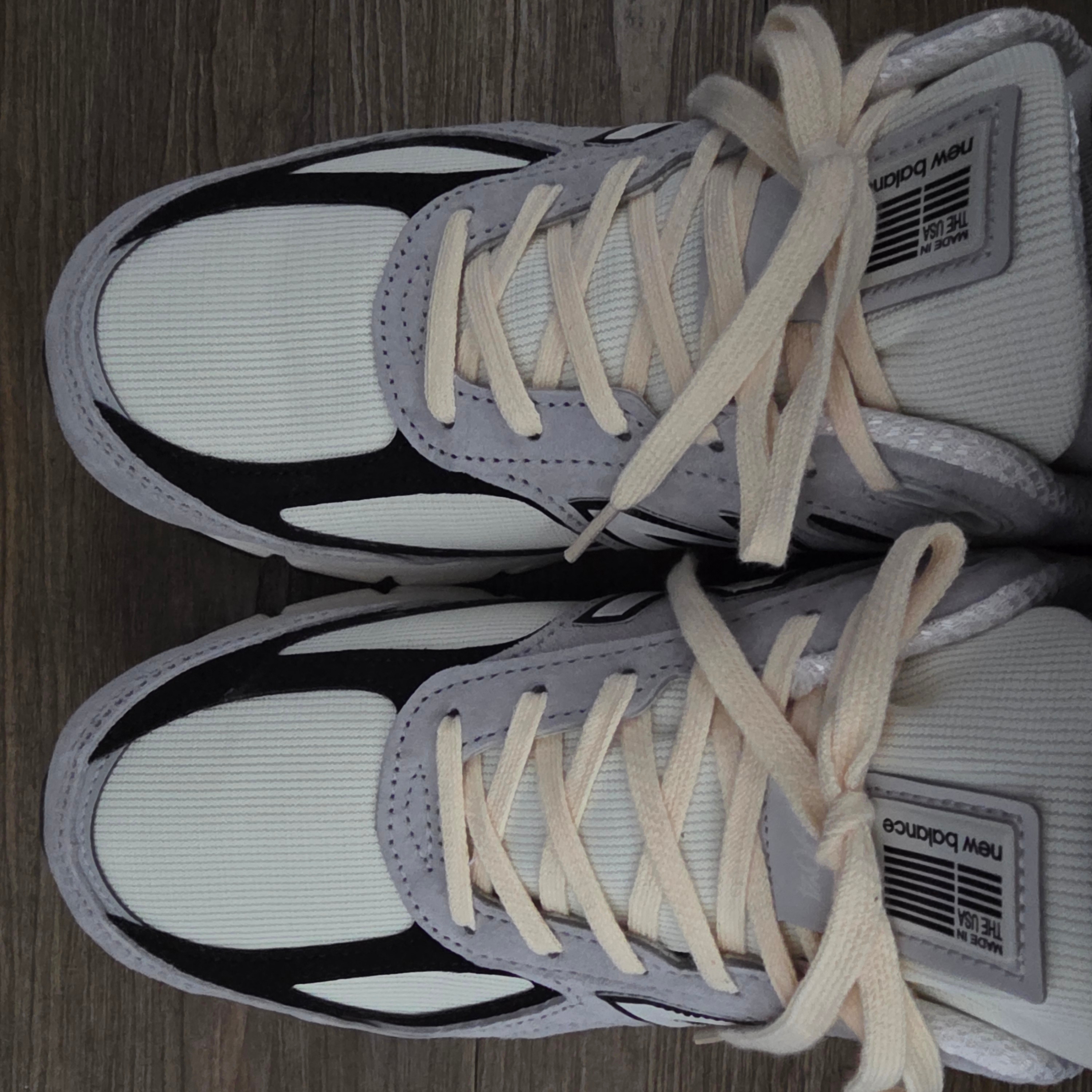 New Balance 990v4 Made in USA Grey Black 착용 스타일 - 1