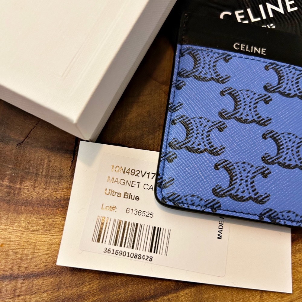Celine Triomphe Canvas Calfskin Magnet Card Holder Ultra Blue 착용 스타일 - 3