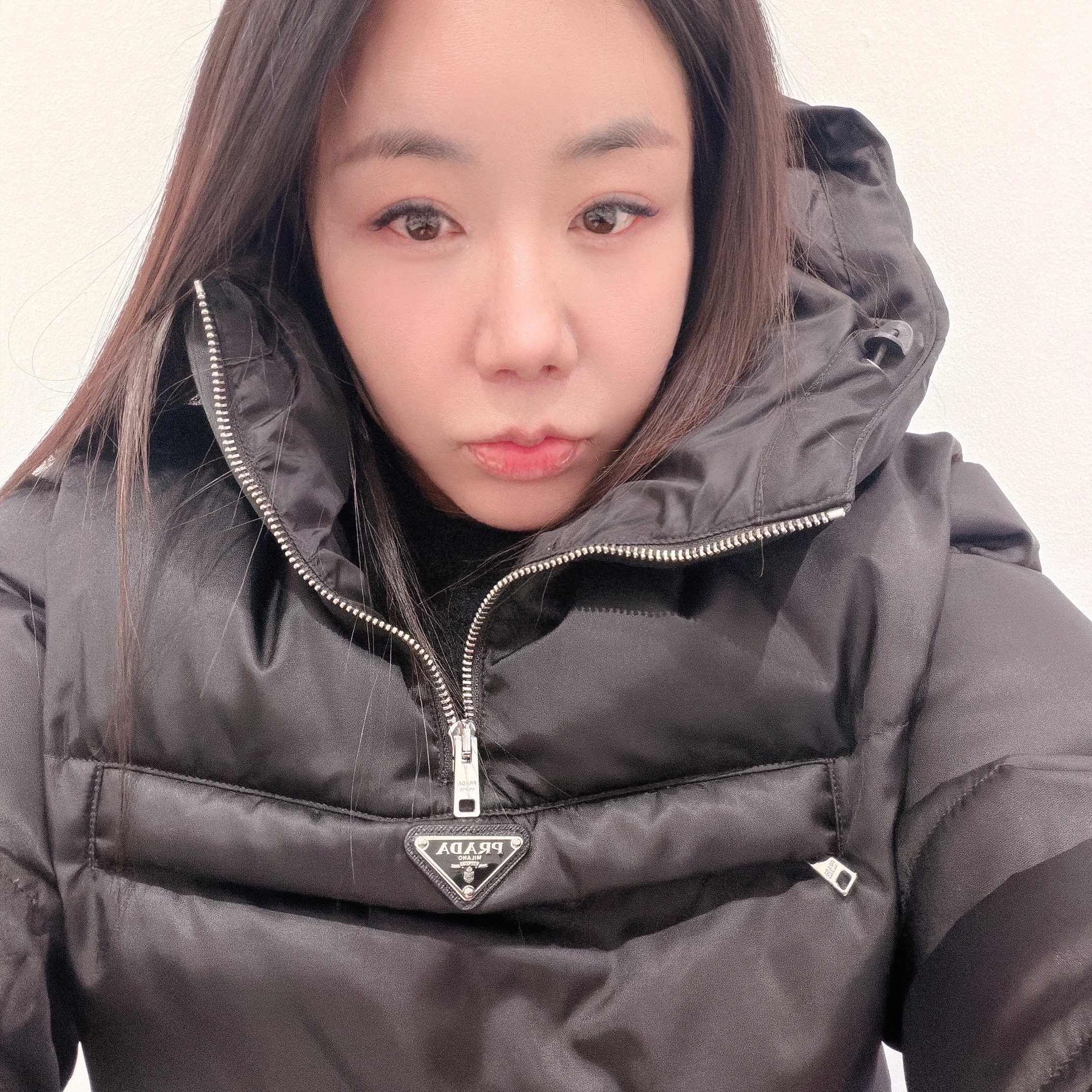 (W) Prada Re-Nylon Cropped Down Jacket Black 착용 스타일