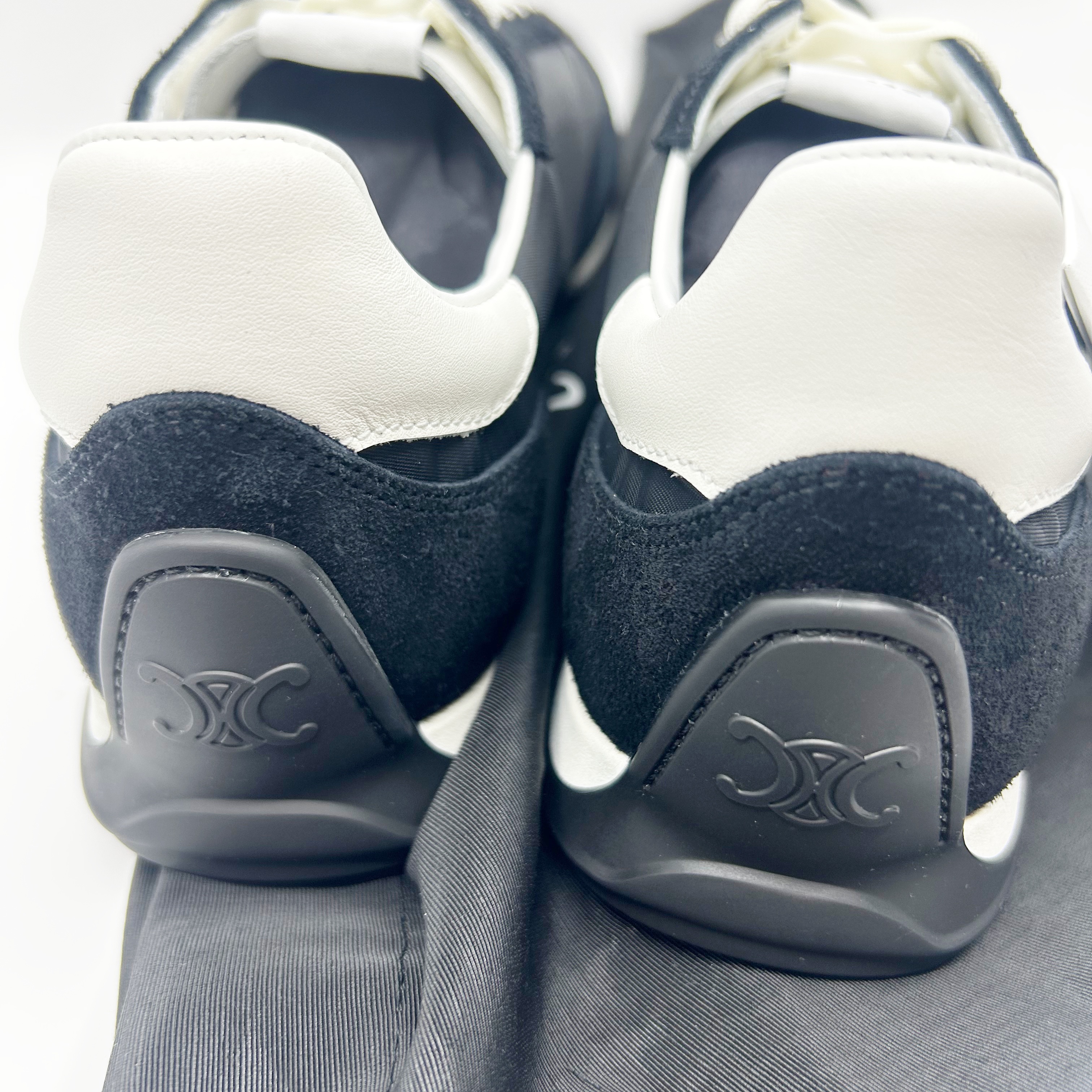 Celine Racer Low Lace-Up Sneakers with Triomphe in Nylon Suede Calfskin Black White 착용 스타일 - 3