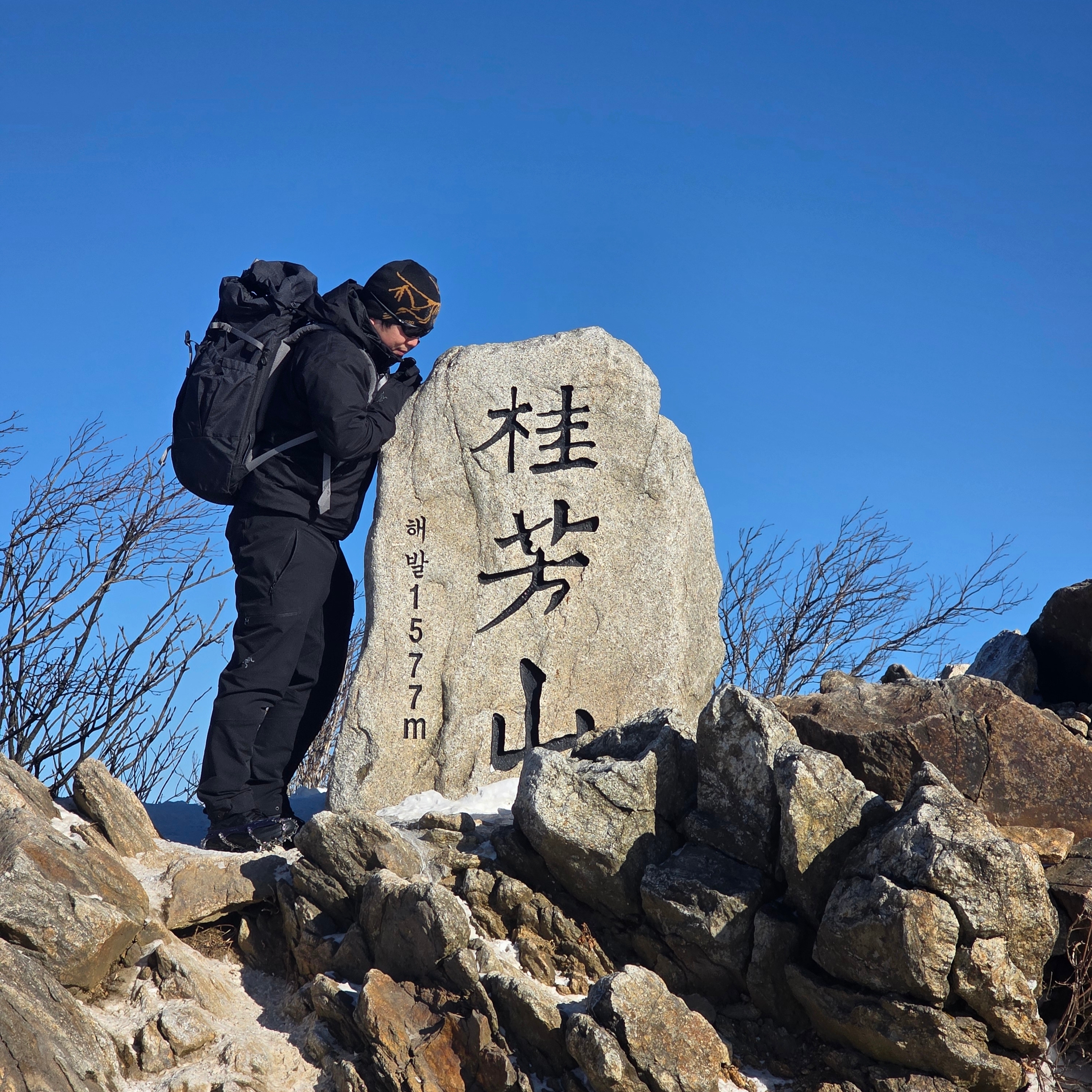 Arc'teryx Bird Head Toque 24K Black, Oakley Eye Jacket Redux Matte Black Frame Prizm Grey Lenses High Bridge Fit 착용 스타일