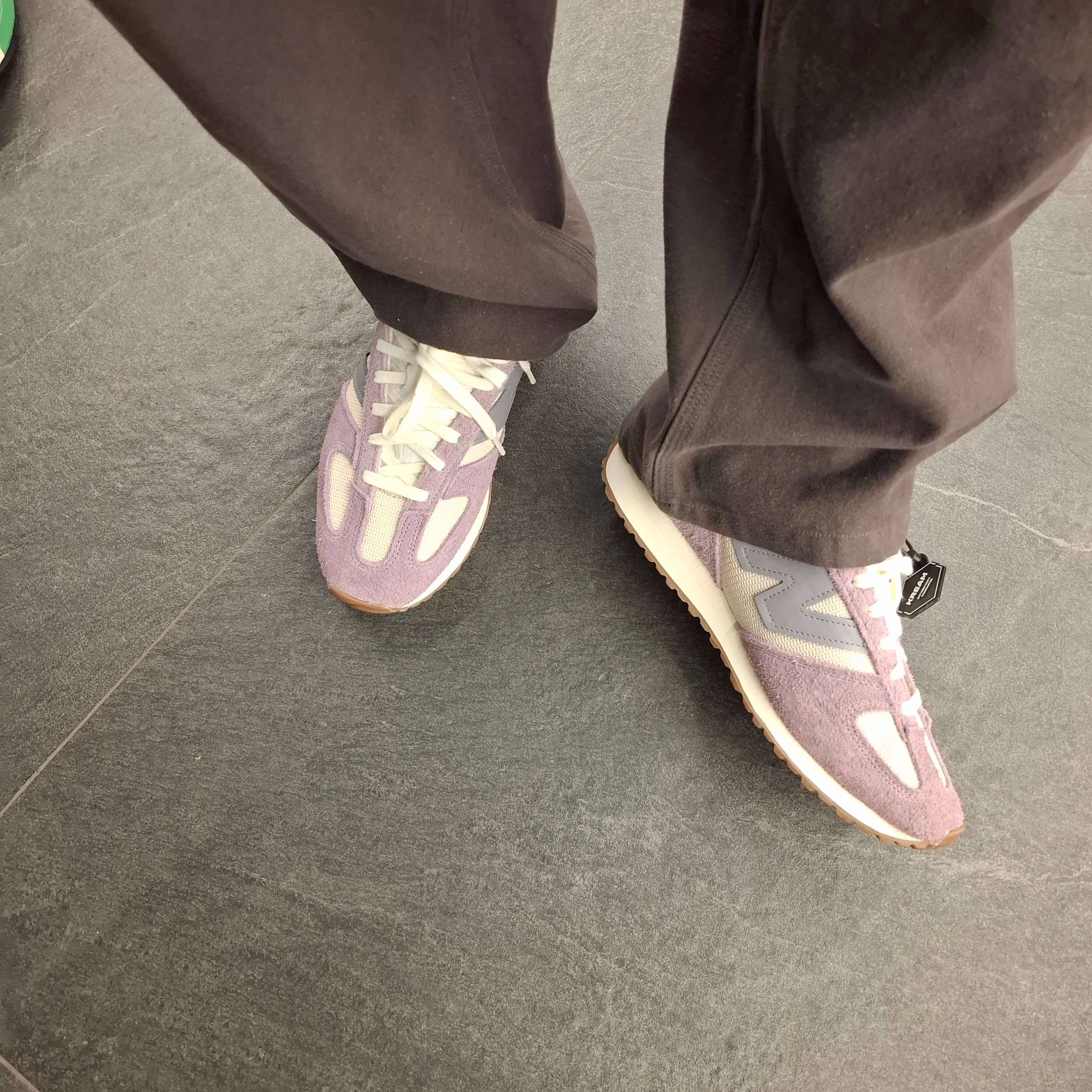 New Balance 471 Linen Ice Wine, New Balance 997 Made in USA Navy Blue 착용 스타일 - 1