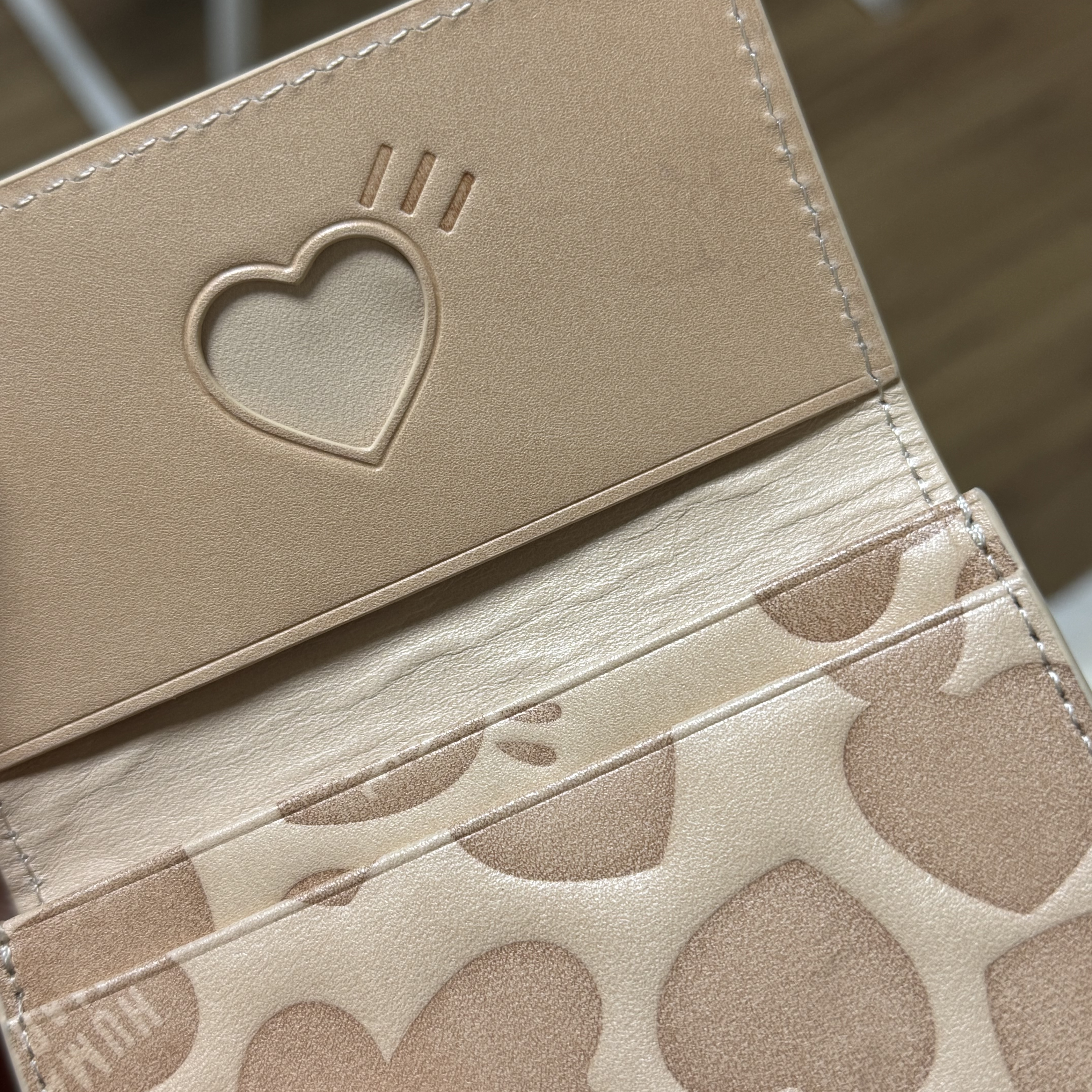 Human Made Leather Card Case Beige 착용 스타일 - 2